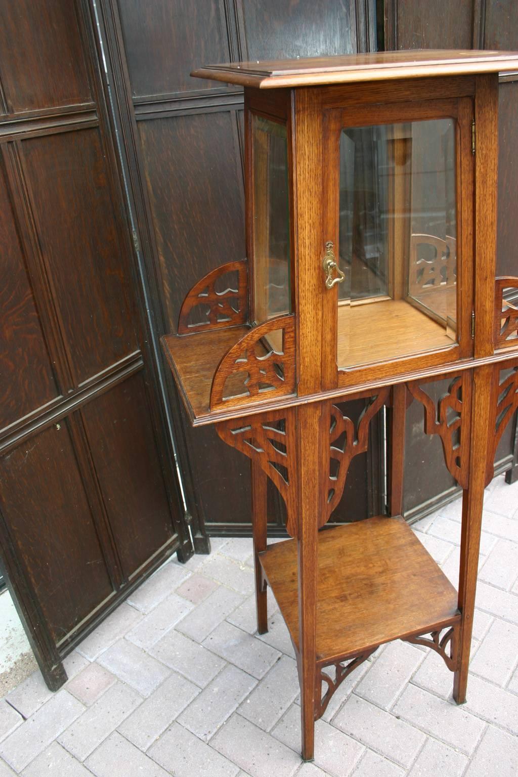 Européen Rare table / Stand Jugendstil ou Art Nouveau avec vitrine en verre en vente
