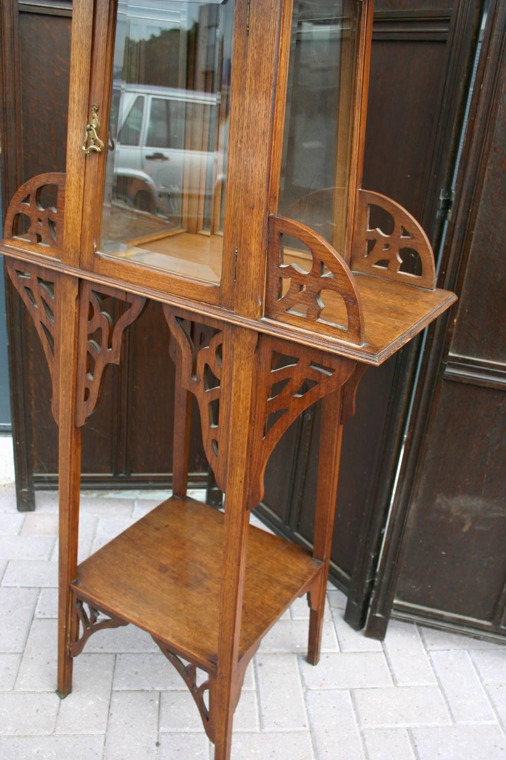 Verre Rare table / Stand Jugendstil ou Art Nouveau avec vitrine en verre en vente
