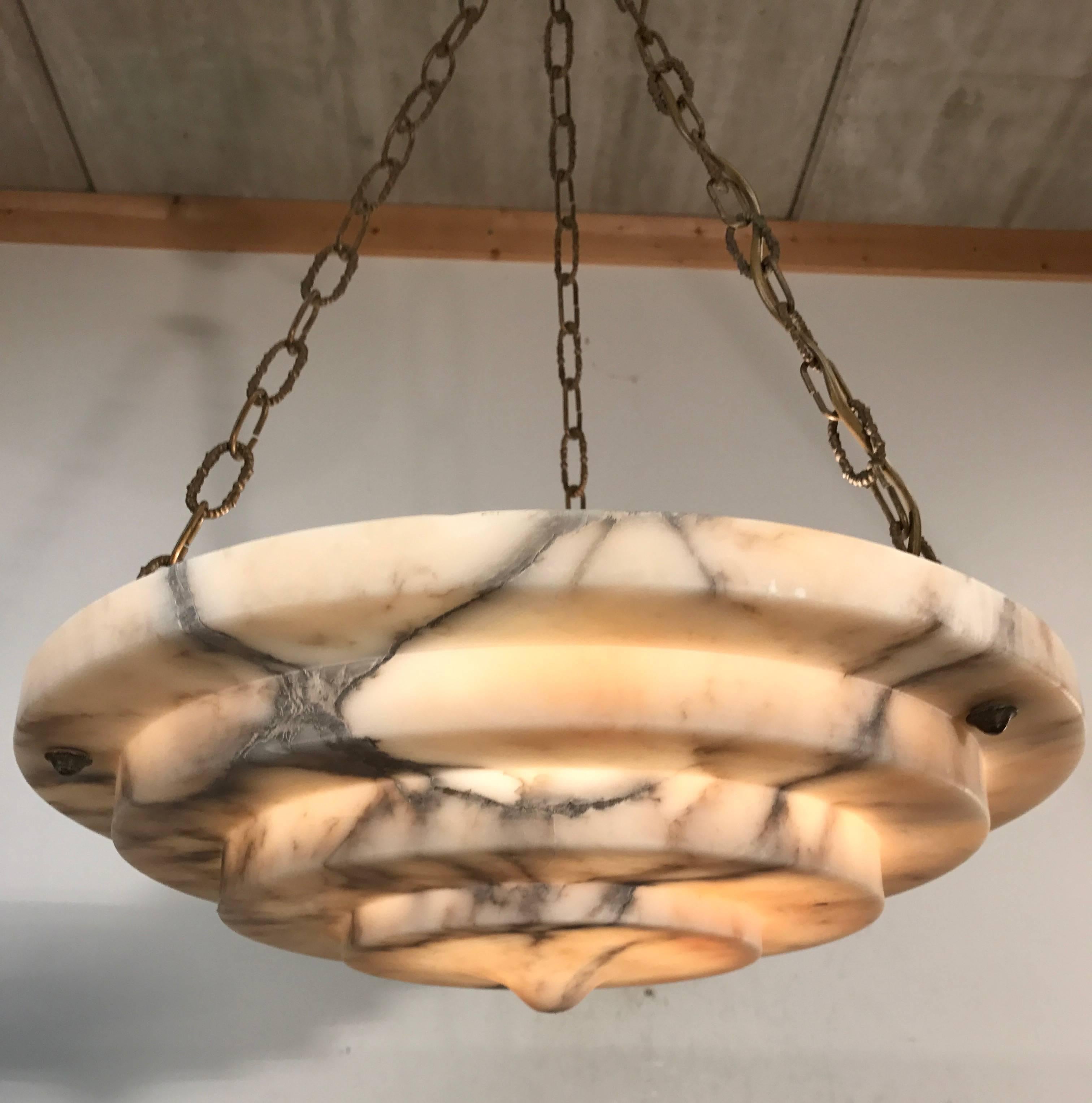 Beautiful 1920s Art Deco design pendant.
 
This early 20th century alabaster pendant comes with open chains and a metal ceiling cap and together they will take your room to the next level. The geometrical shape of this pendant, the color and the