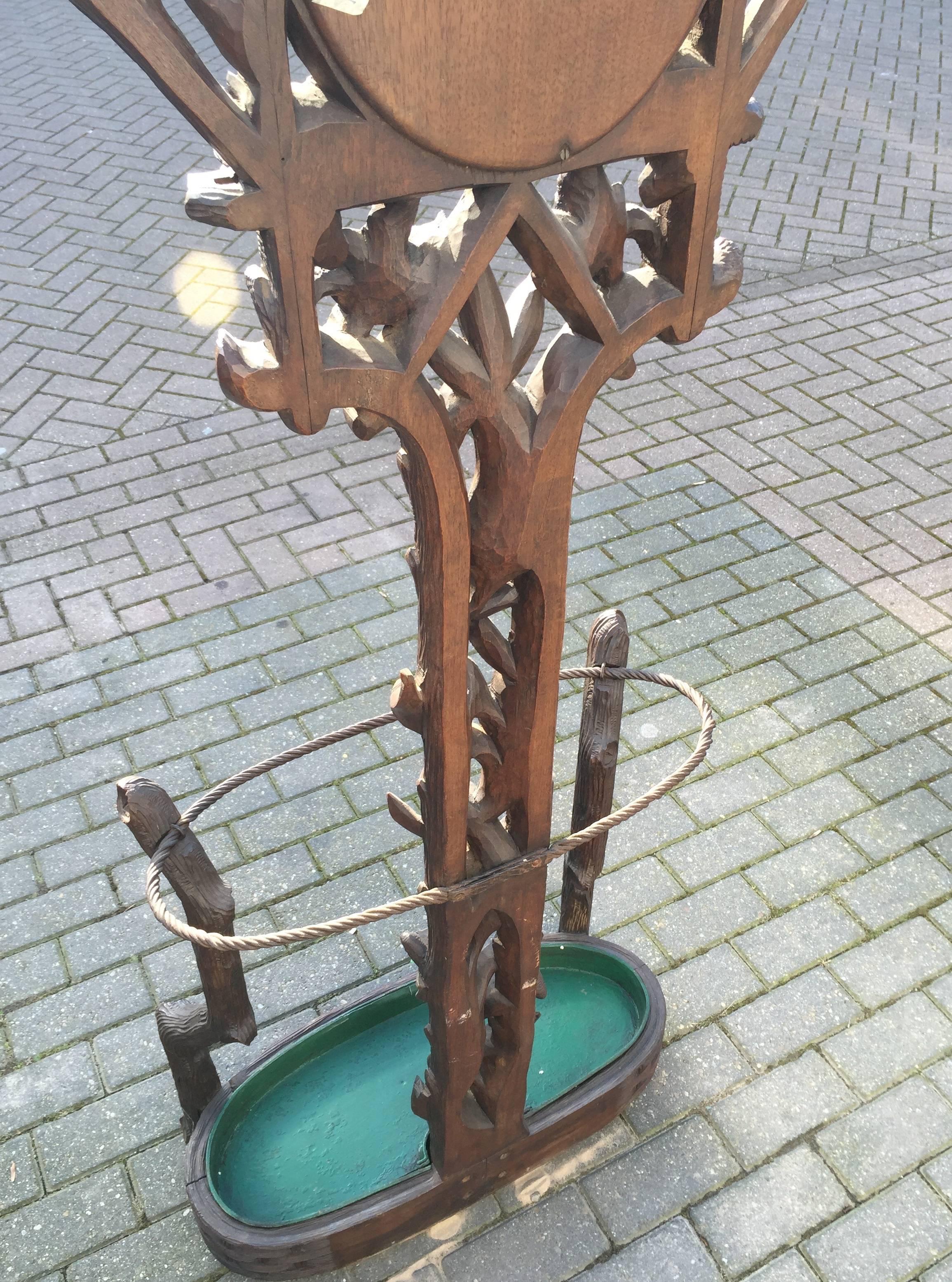 Rare Antique Black Forest Carved Tree Shaped Coat Rack, Umbrella Hall Stand Tree In Good Condition For Sale In Lisse, NL