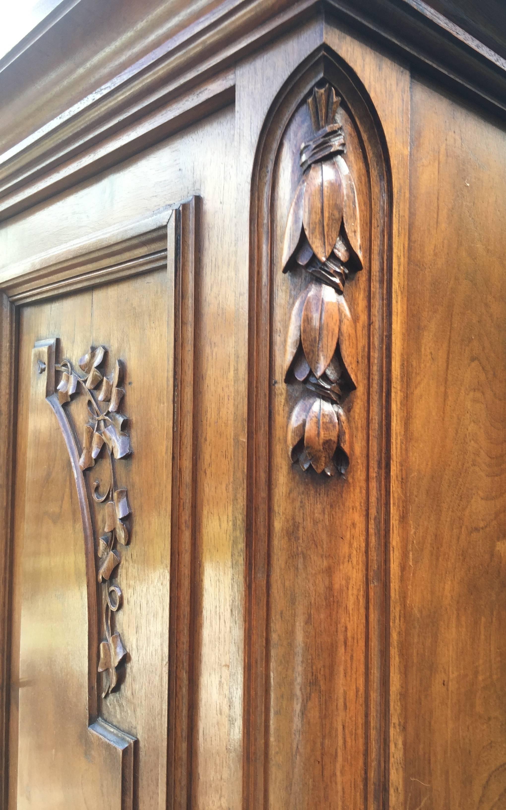 Early 1900's French Hand-Carved Walnut Three-Piece Sideboard Server Cupboard For Sale 1