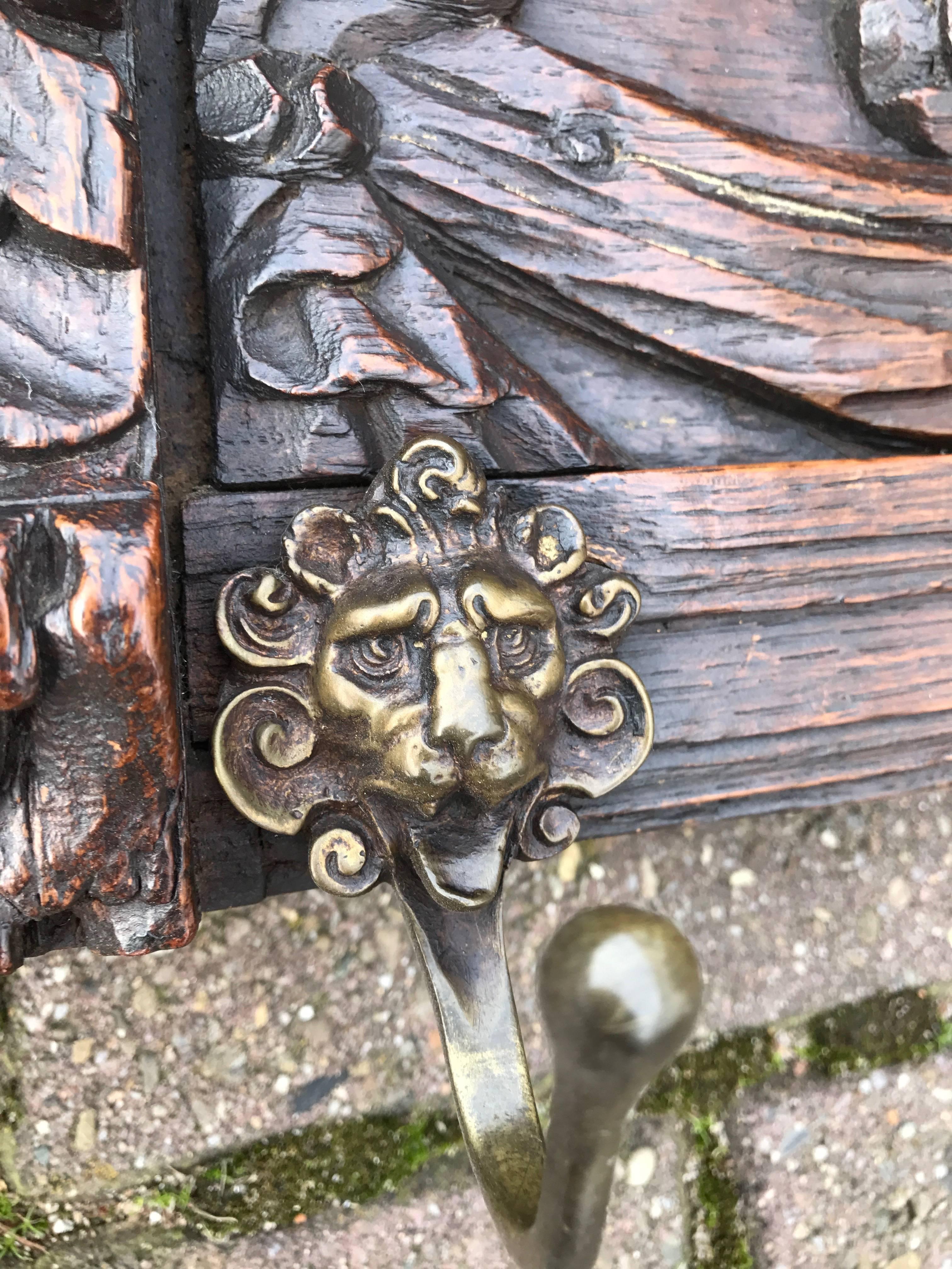 Large late18th Century Carved Oak and Cast Bronze Lion Wall Coat Rack In Good Condition In Lisse, NL
