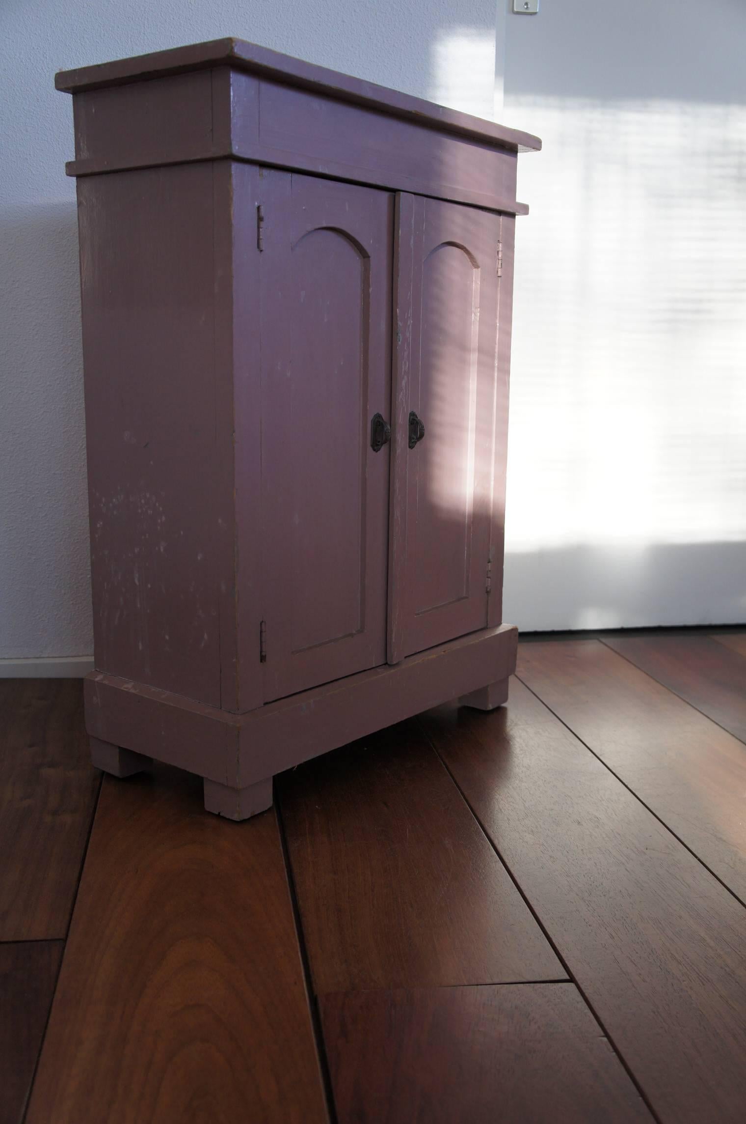 1920 Art Deco Miniature Bedroom Furniture Wardrobe Bedside Cabinet & Wash Stand In Good Condition For Sale In Lisse, NL