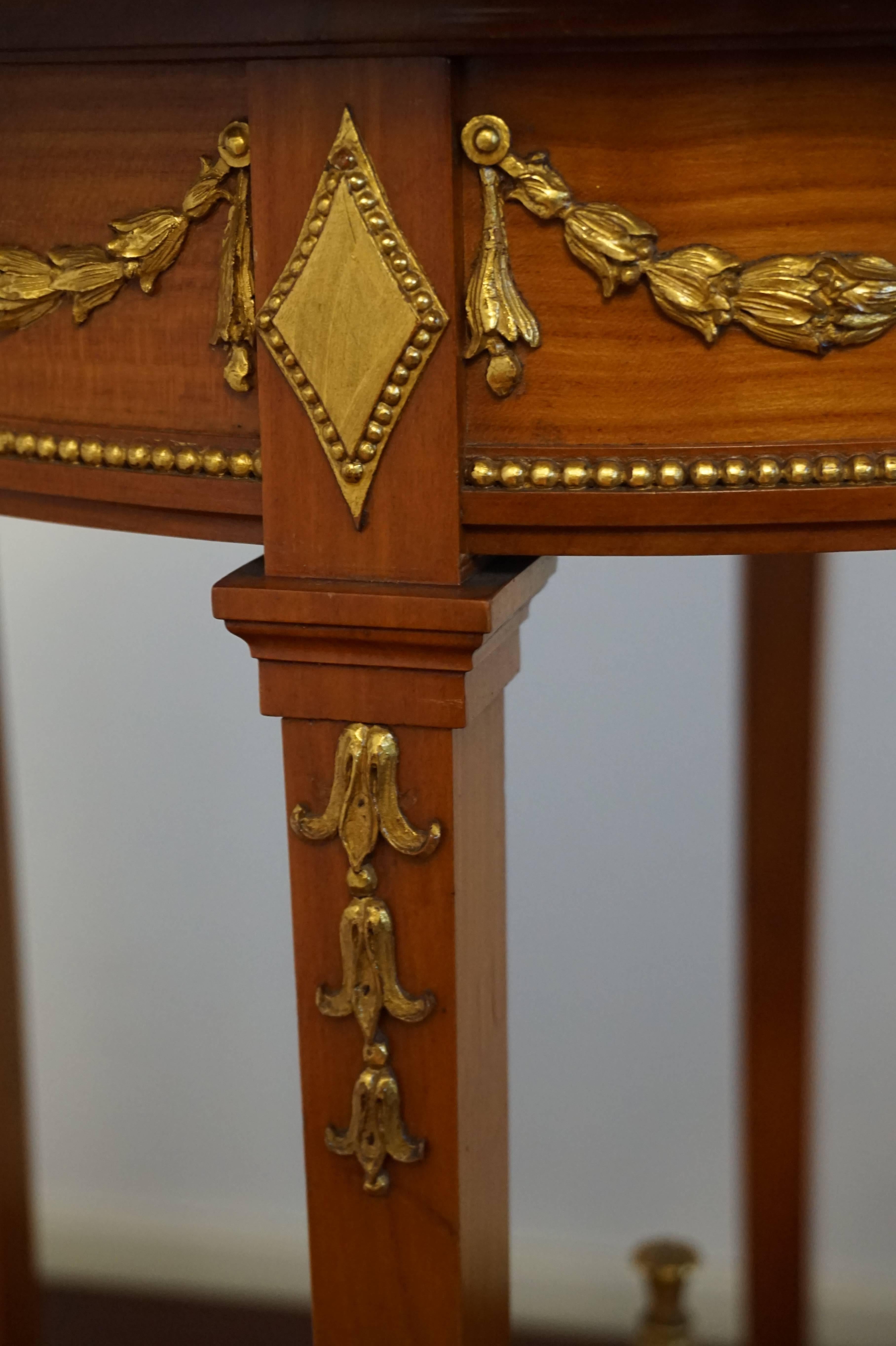Beistelltisch aus Seidenholz im Empire-Stil / Gueridon mit geschnitztem und vergoldetem Guirlandes (Holz)