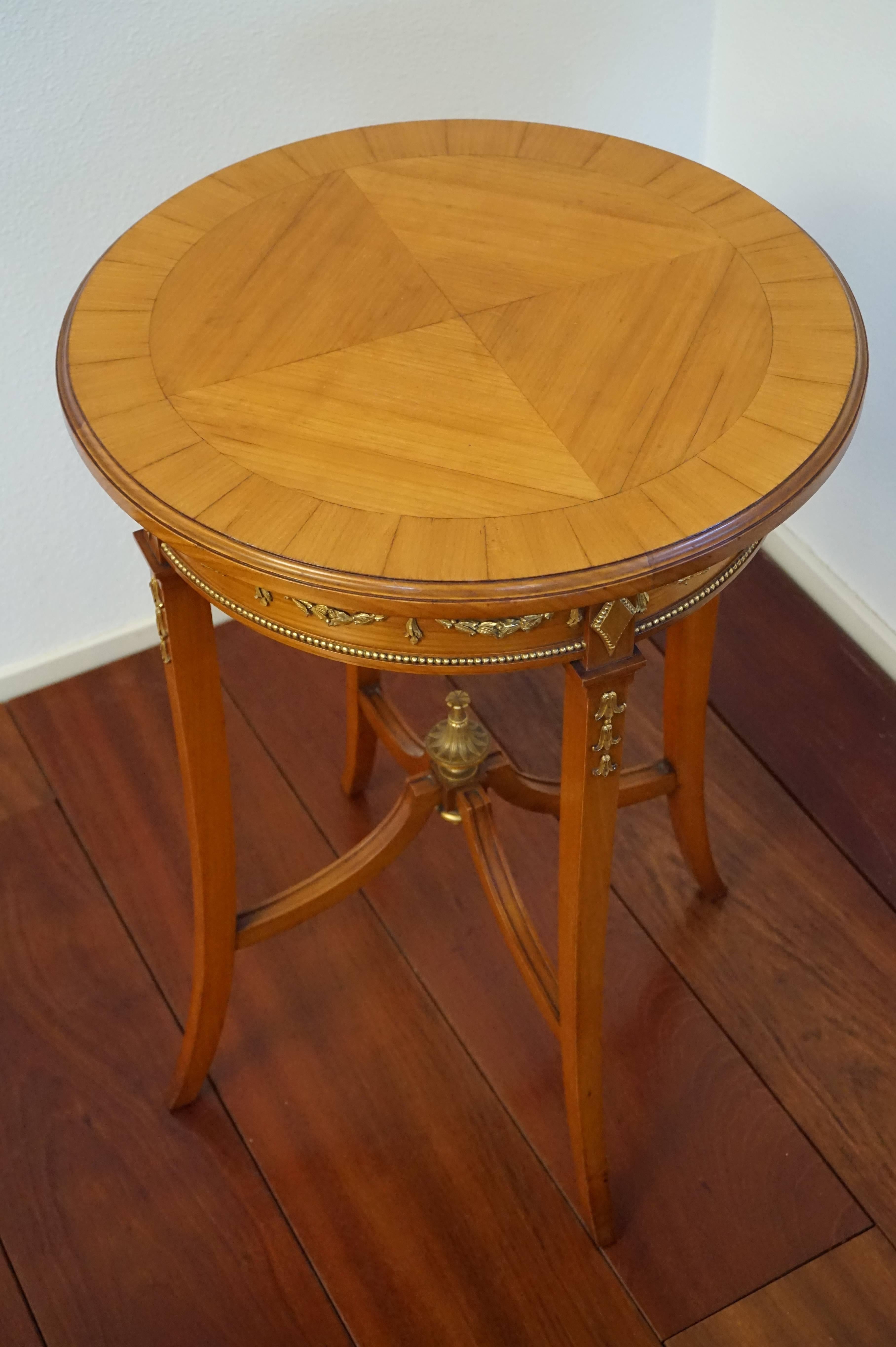 Empire Style Satinwood End Table / Gueridon with Carved and Gilt Guirlandes In Excellent Condition For Sale In Lisse, NL