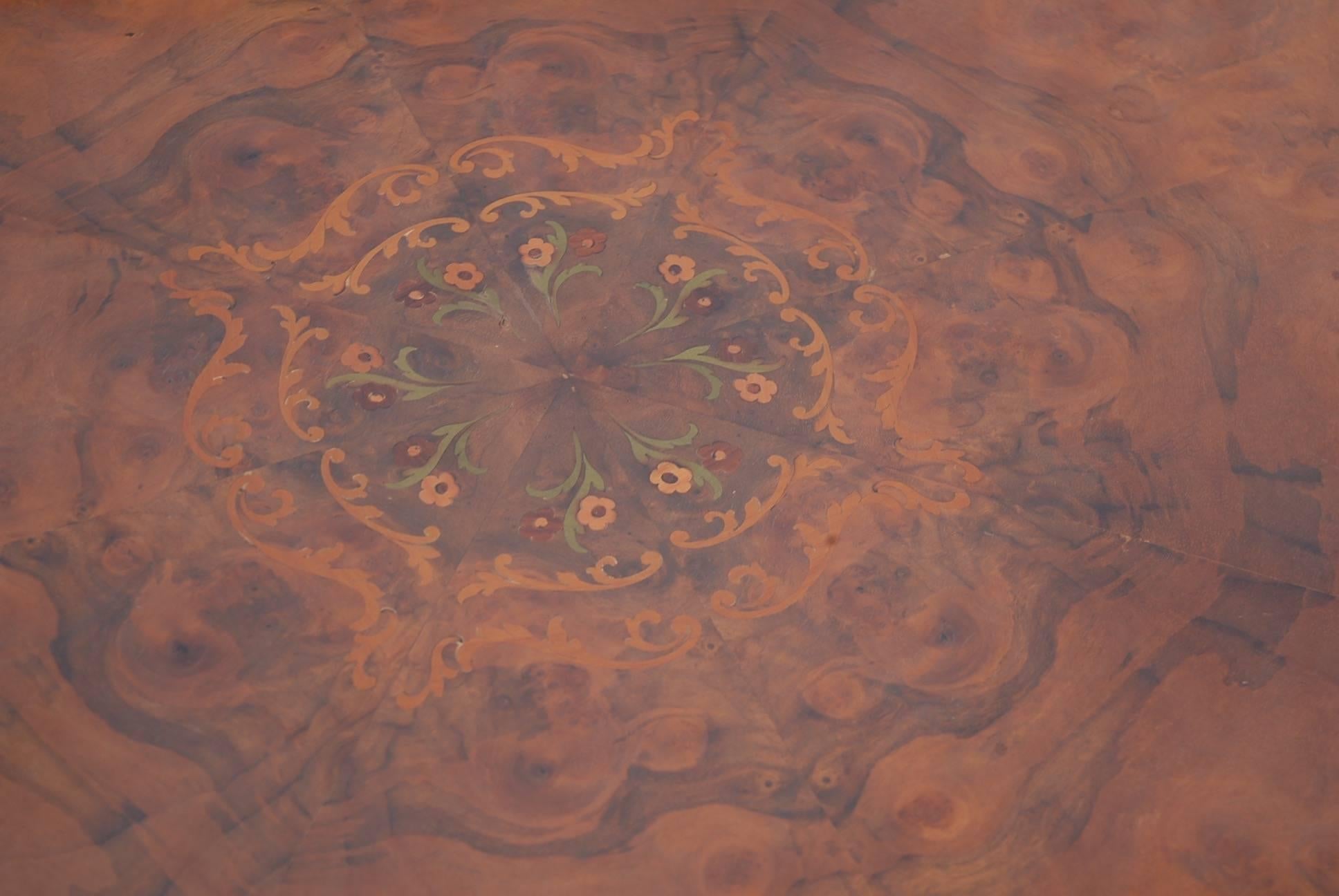 Geschnitzter italienischer Barocktisch im Stil des Barockstils mit Intarsien-Platte aus Holz im Zustand „Hervorragend“ im Angebot in Lisse, NL