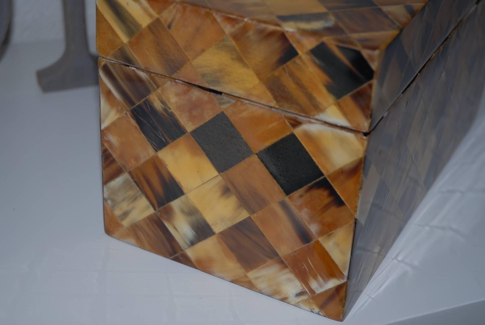 Art déco Boîte à trésor en bois de la fin du XXe siècle avec incrustation carrée en fausse écaille de tortue W. en vente