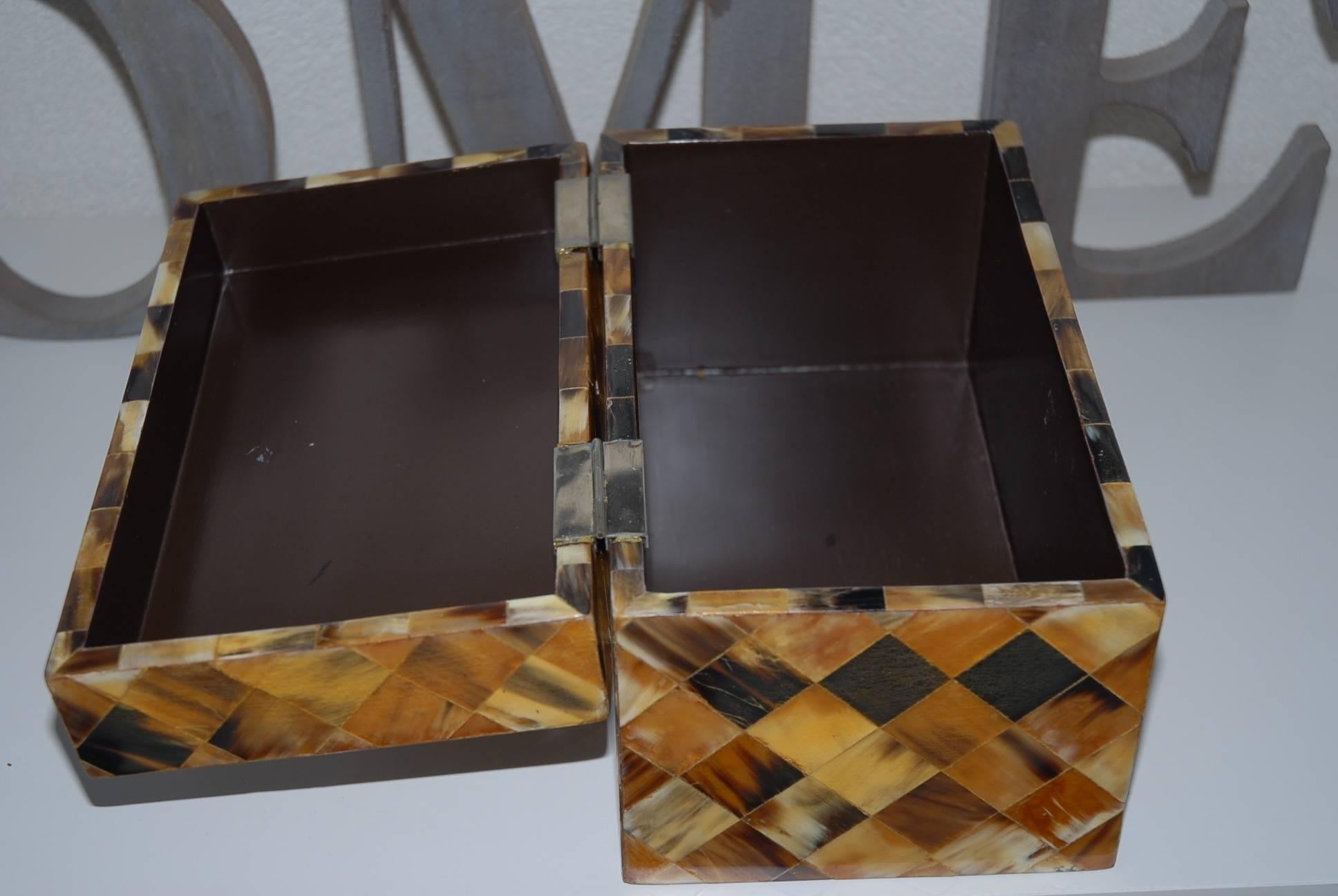 Fait main Boîte à trésor en bois de la fin du XXe siècle avec incrustation carrée en fausse écaille de tortue W. en vente