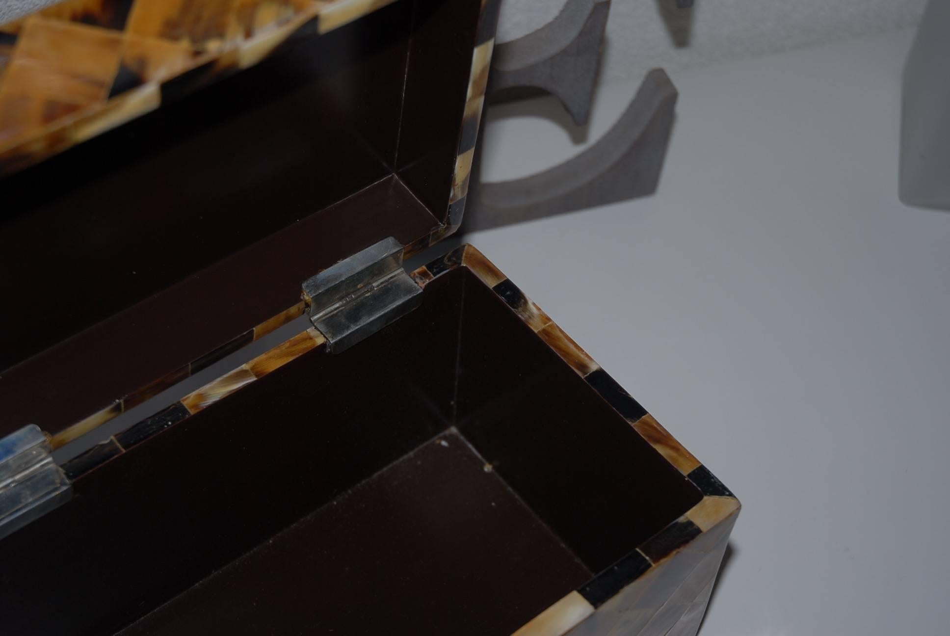 Boîte à trésor en bois de la fin du XXe siècle avec incrustation carrée en fausse écaille de tortue W. Excellent état - En vente à Lisse, NL