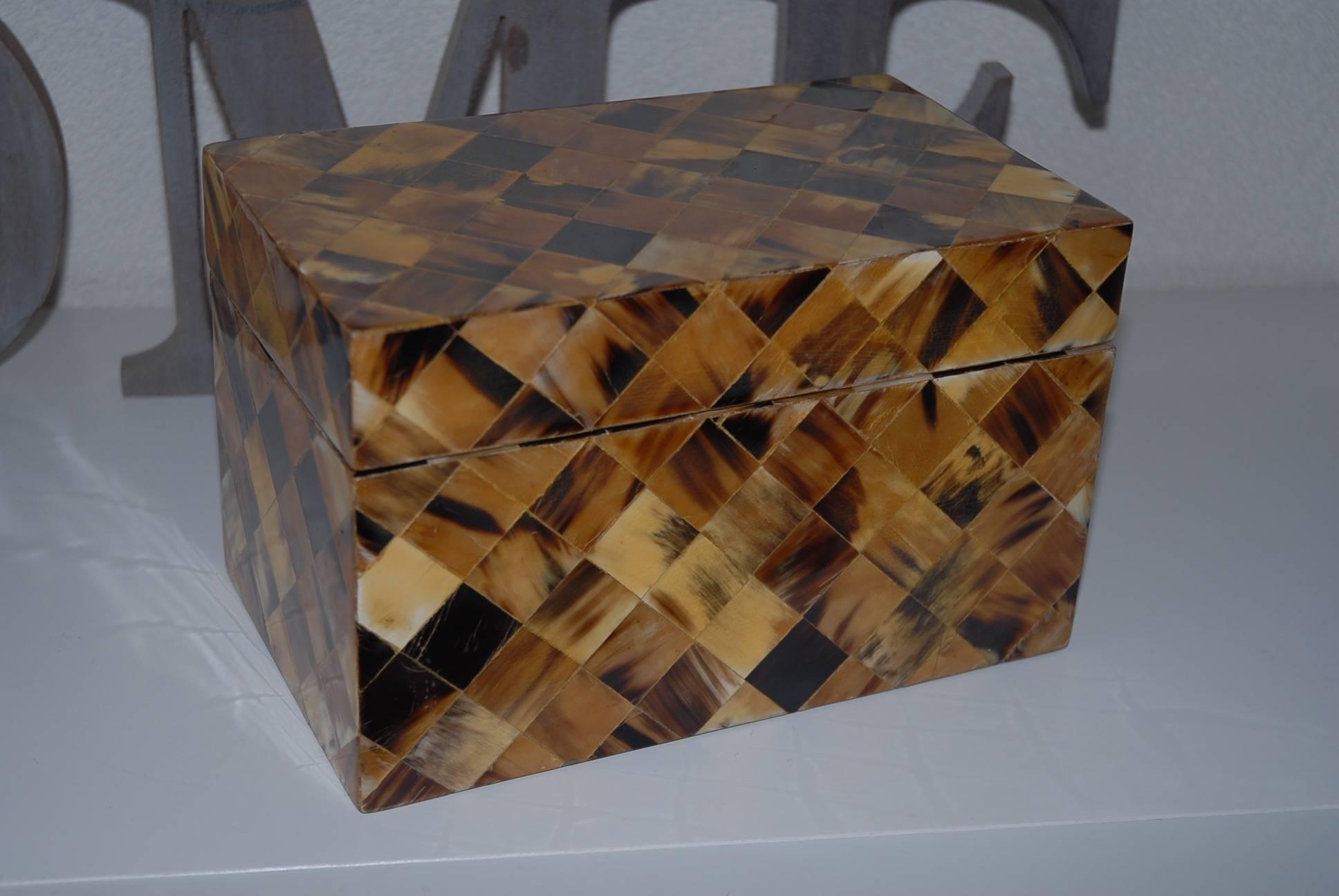 Fin du 20e siècle Boîte à trésor en bois de la fin du XXe siècle avec incrustation carrée en fausse écaille de tortue W. en vente