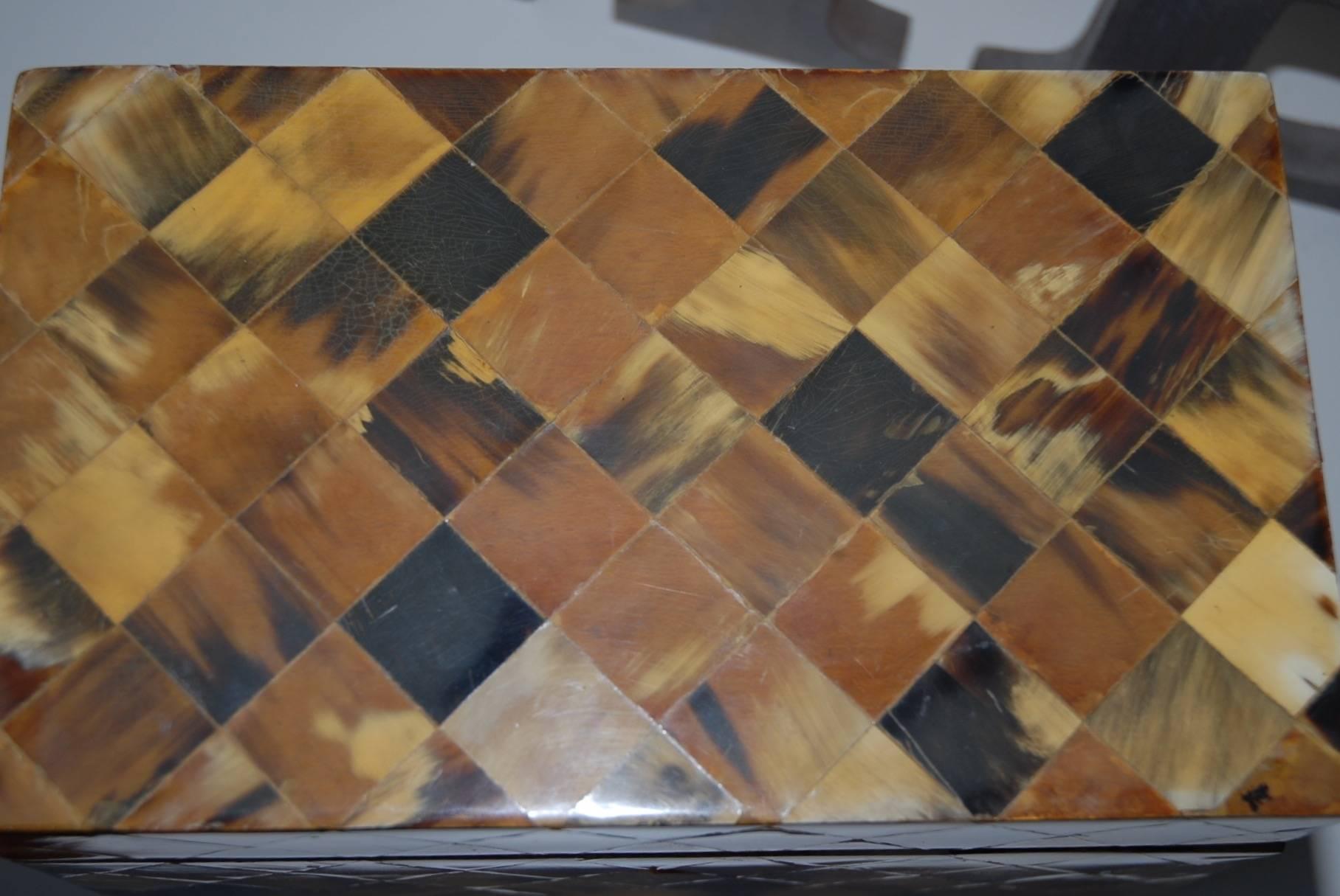Boîte à trésor en bois de la fin du XXe siècle avec incrustation carrée en fausse écaille de tortue W. en vente 1