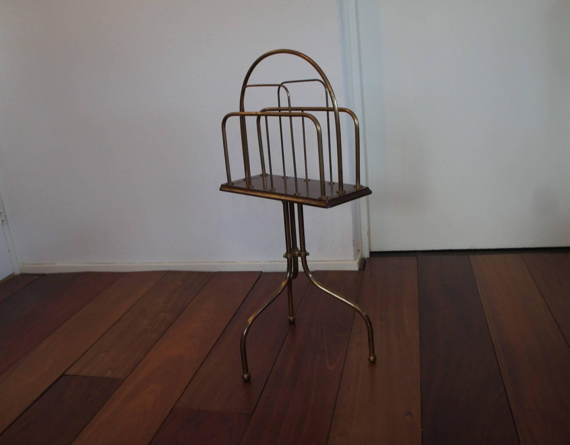 Early 20th Century Brass and Wood Rotating Magazine Stand or Rack, circa 1910 In Excellent Condition In Lisse, NL