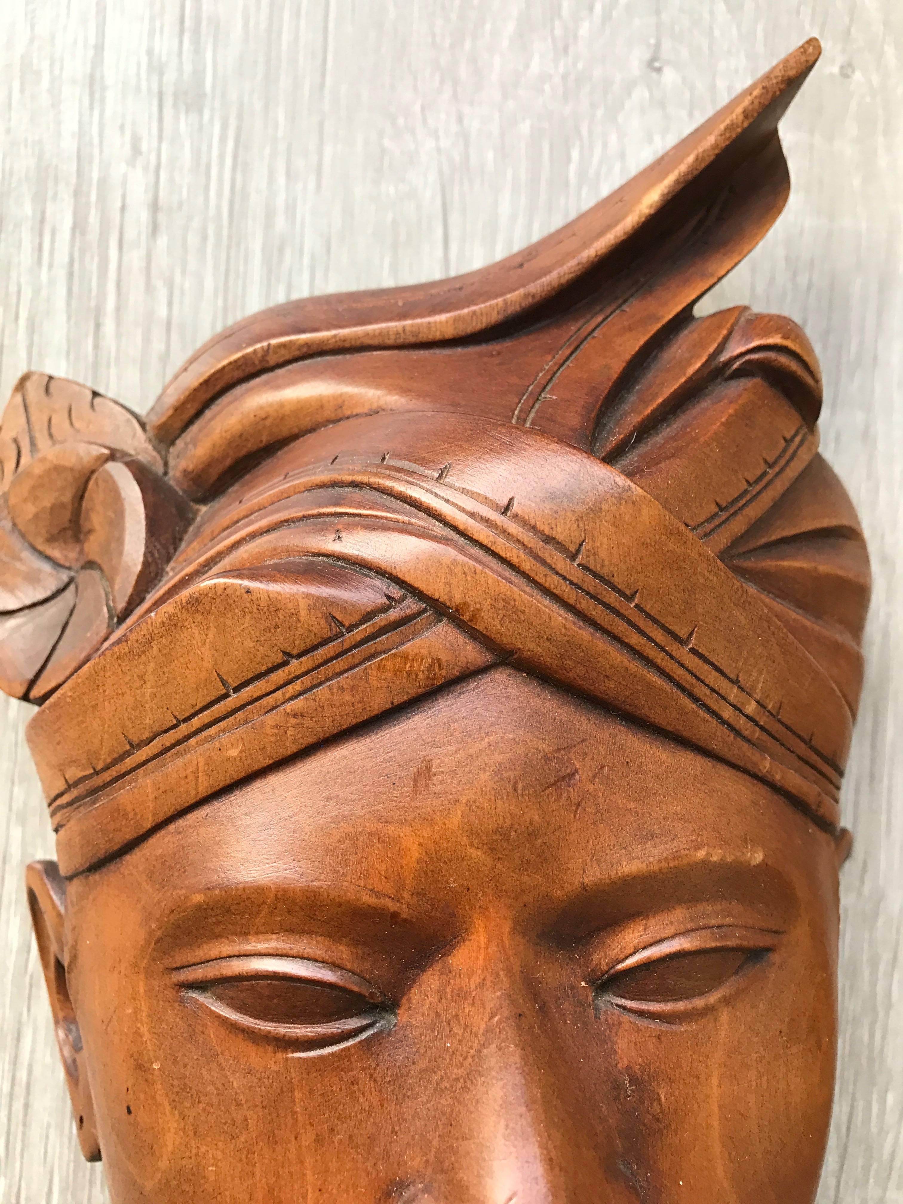 Mid-20th Century Pair of Balinese Hand-Carved Wooden Art Wall Masks Bridal Masks In Excellent Condition In Lisse, NL