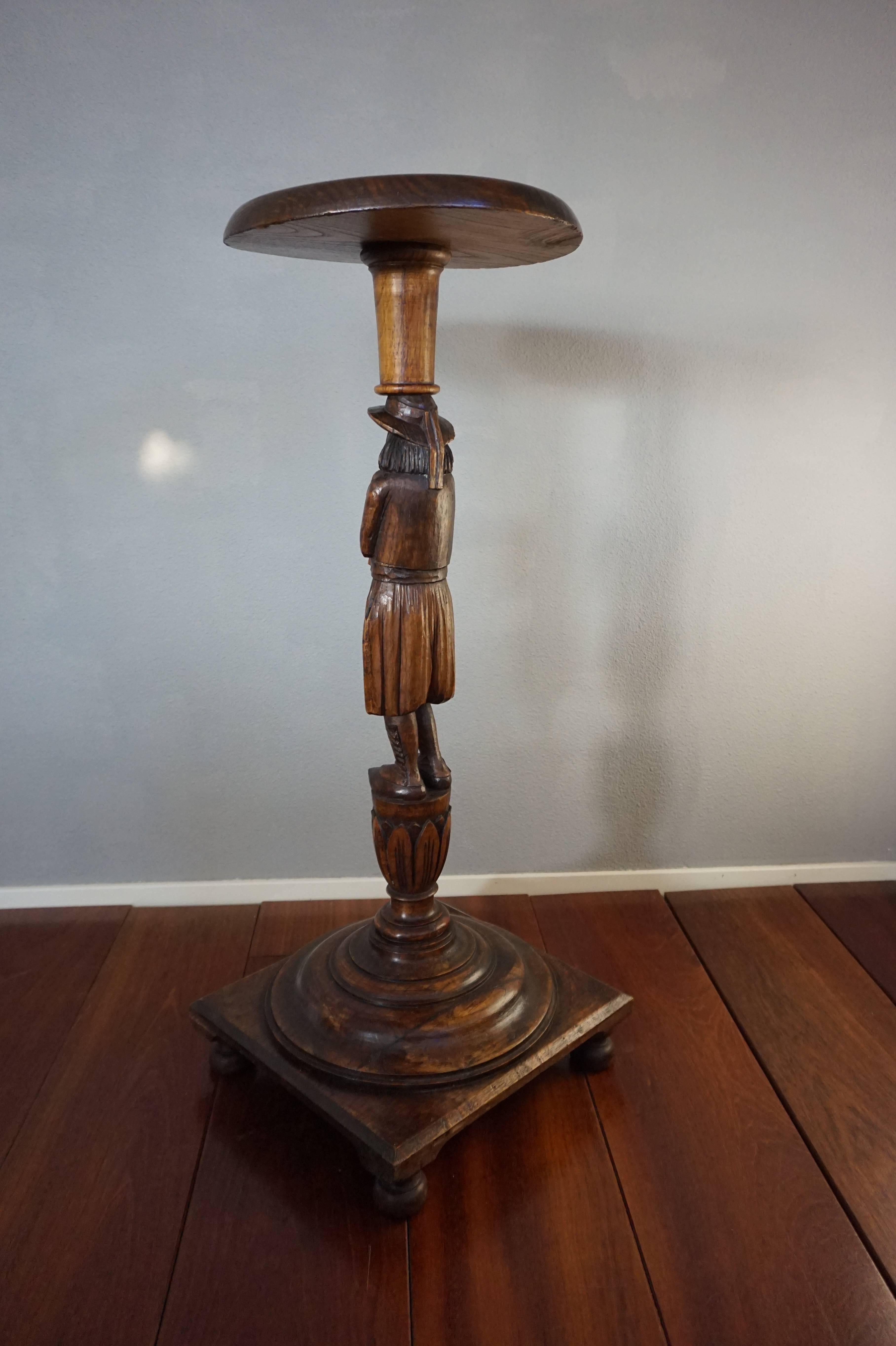 Antique Oak Plant Stand Pedestal with Carved Bagpipe Playing Piper Man Sculpture In Excellent Condition For Sale In Lisse, NL