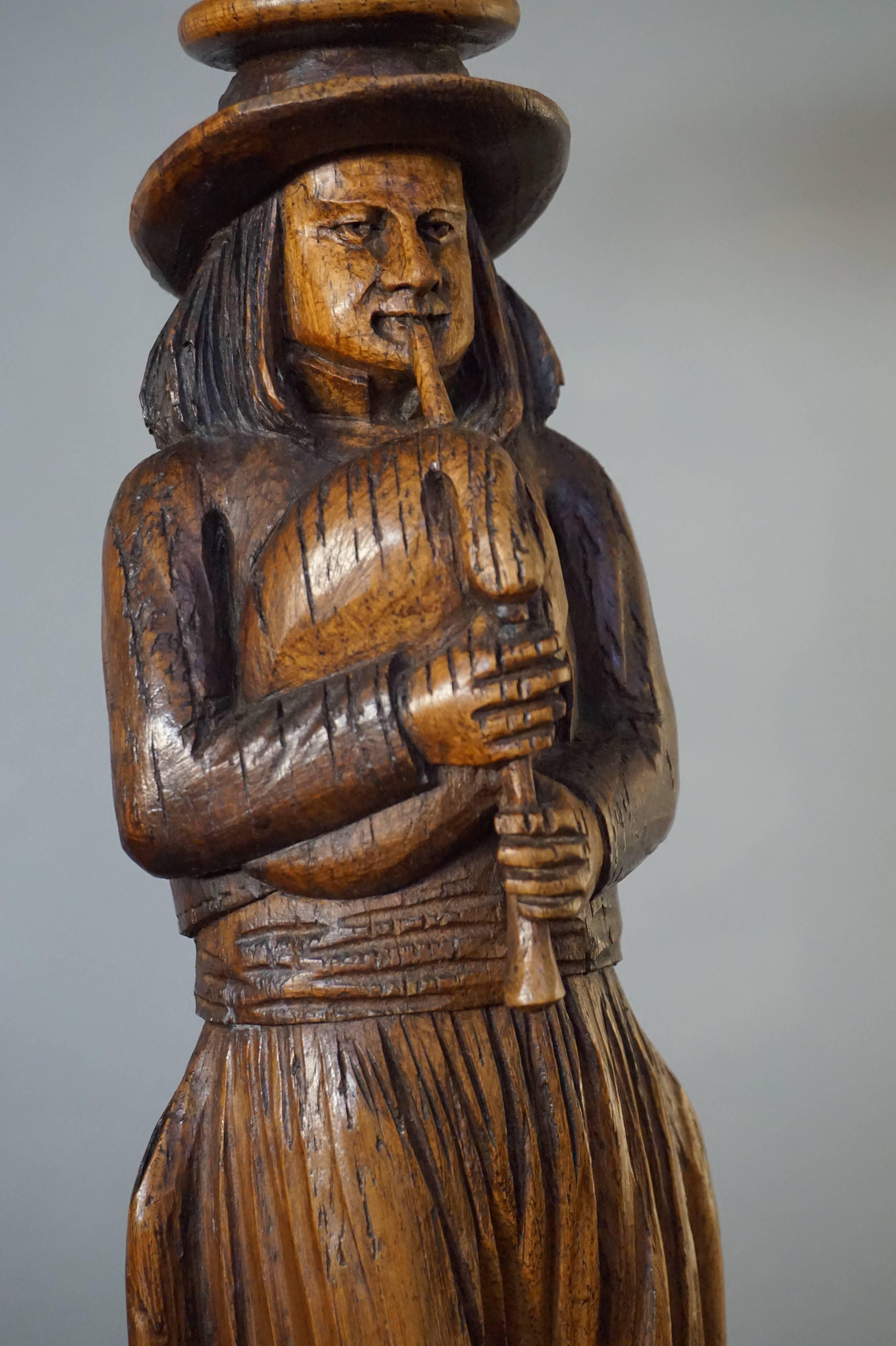 Antiker Pflanzgefäßständer aus Eichenholz mit geschnitzter Bagpipe-Spielzeug-Skulptur eines spielenden Piper-Mannen (Handgeschnitzt) im Angebot