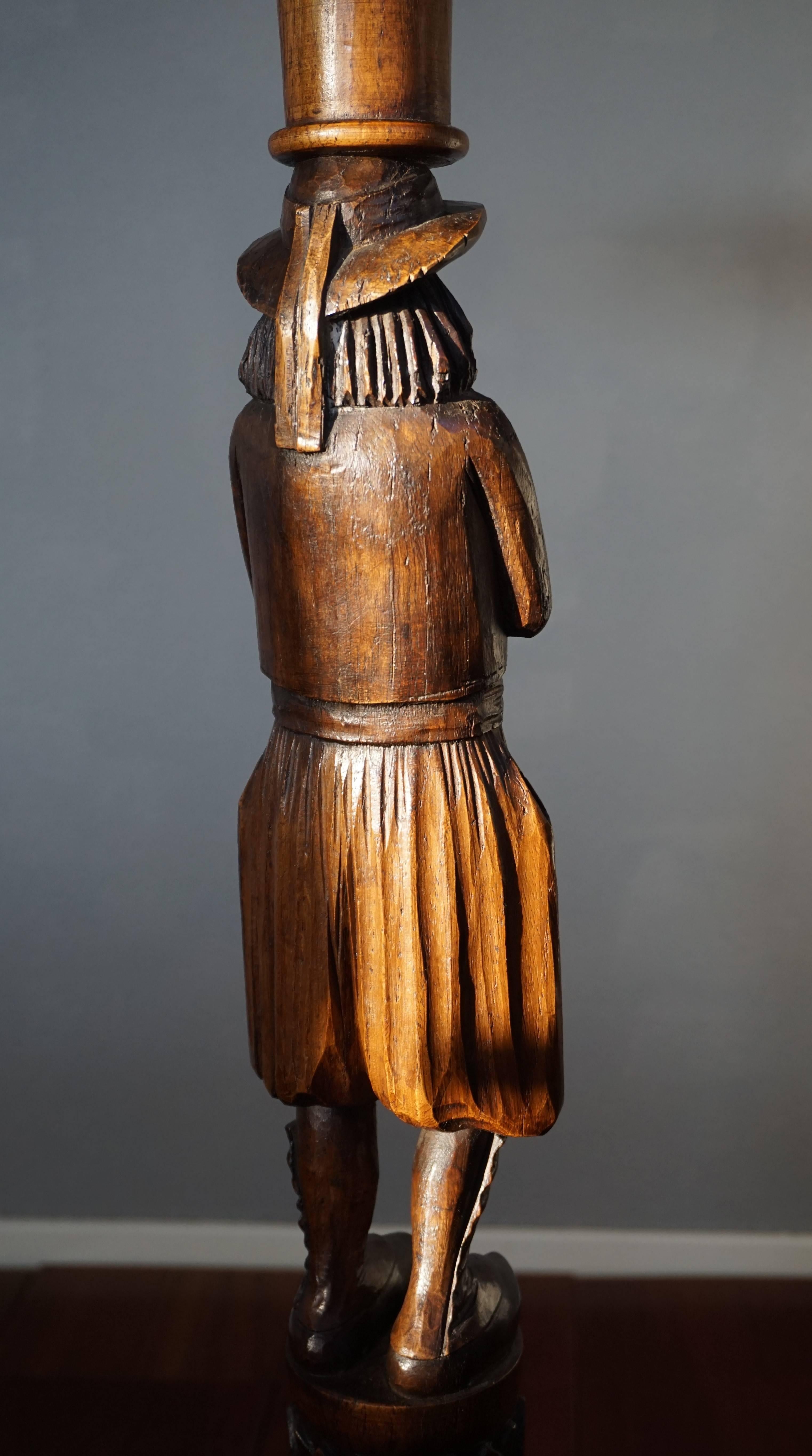 Antiker Pflanzgefäßständer aus Eichenholz mit geschnitzter Bagpipe-Spielzeug-Skulptur eines spielenden Piper-Mannen im Angebot 1