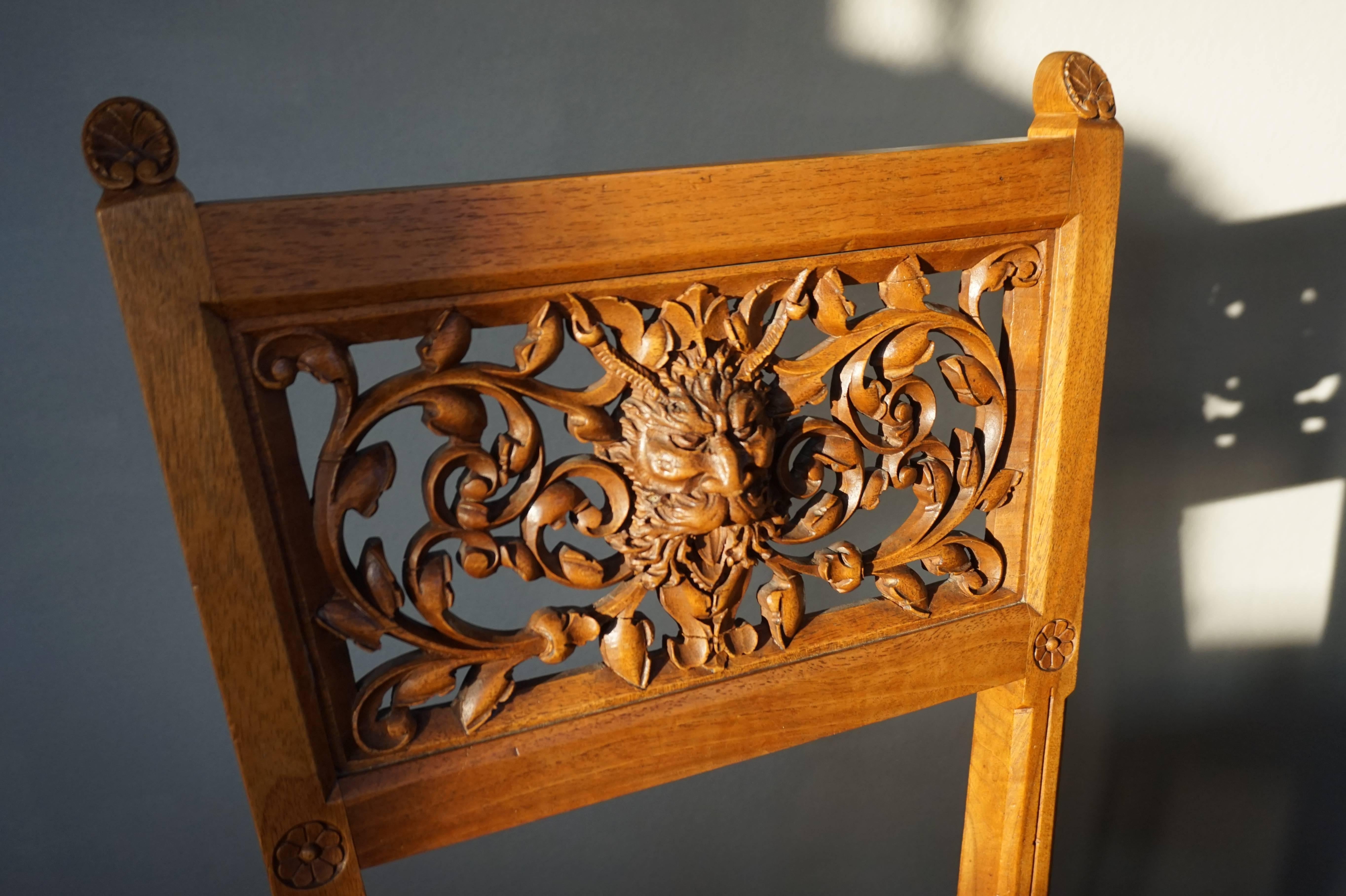 Unglaublich gut gearbeiteter antiker Stuhl mit den feinsten Details.

Dieser kleine und einzigartige Damenstuhl aus den späten 1800er Jahren ist in schönem und originalem Zustand. Dieser Pariser Stuhl ist so stabil wie an dem Tag, an dem er gemacht