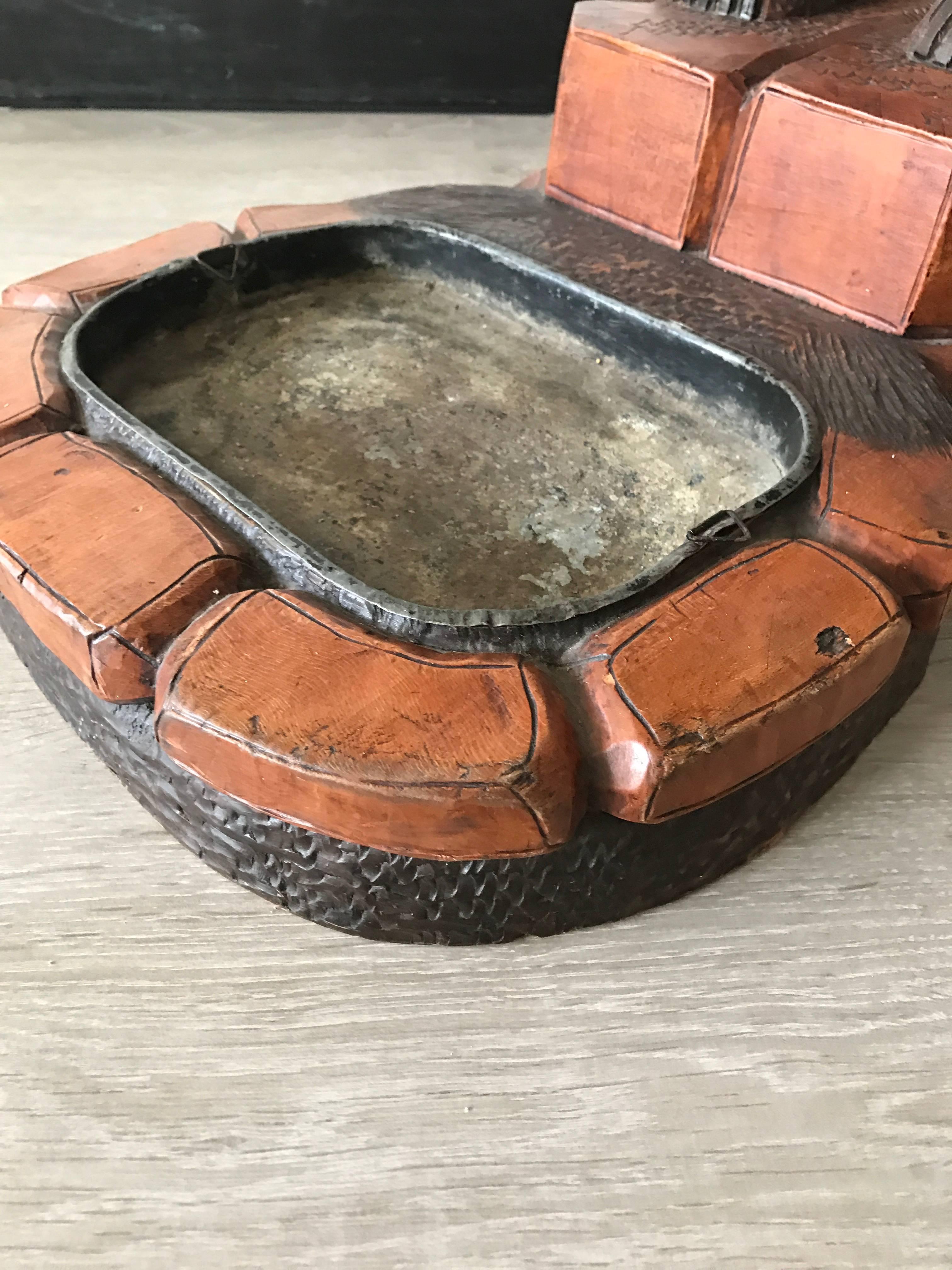 Antique Hand-Carved and Sizable Wooden Black Forest Bear Umbrella & Stick Stand In Good Condition For Sale In Lisse, NL