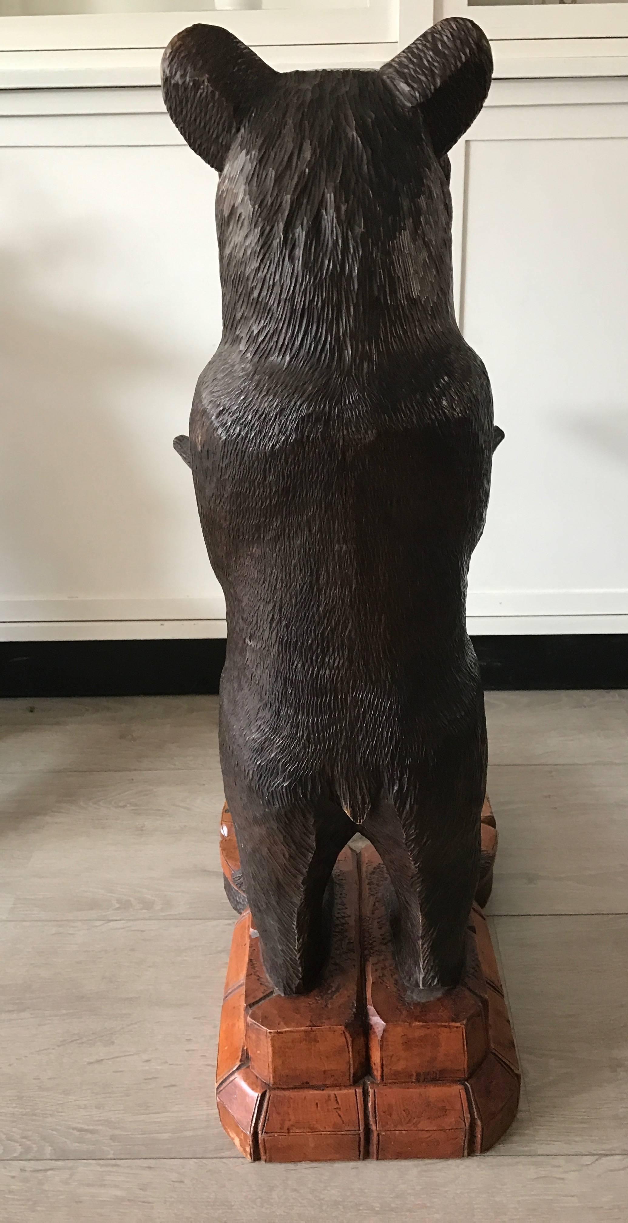 Antique Hand-Carved and Sizable Wooden Black Forest Bear Umbrella & Stick Stand For Sale 3