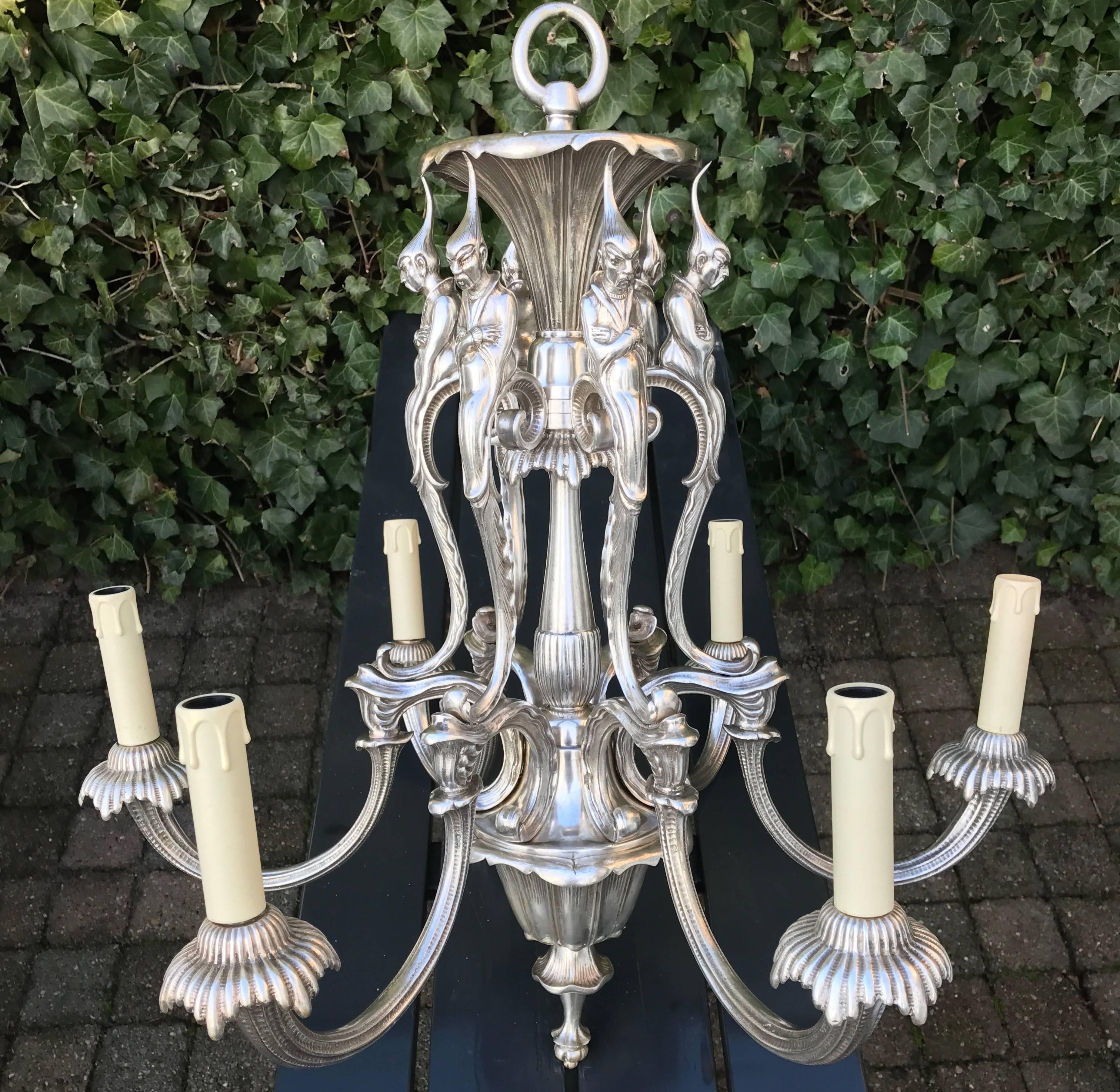 Lampadario a sei bracci di grande qualità e bellezza estetica

Durante l'Esposizione Universale del 1889 a Parigi, la gente rimase molto colpita da tutto ciò che era esposto nel padiglione cinese. Questo diede il via al periodo delle cineserie in