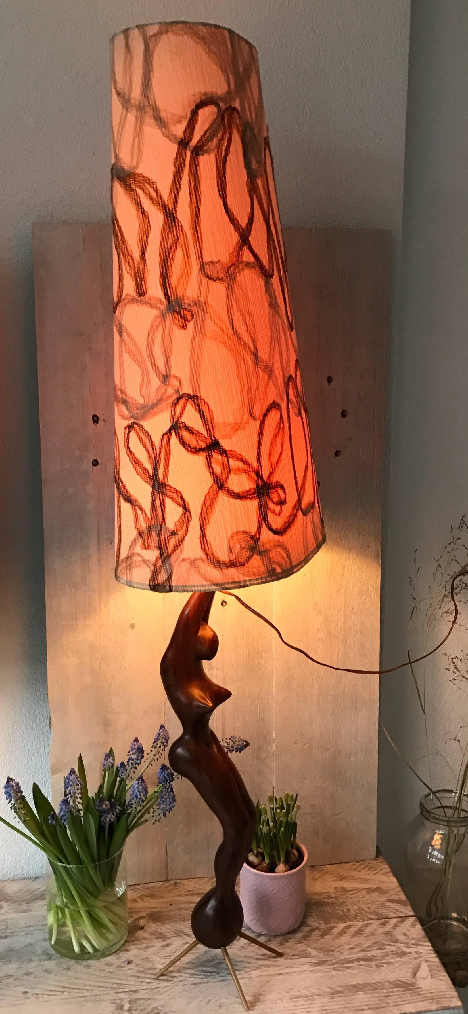 XX secolo Rara scultura da tavolo o lampada da terra in teak intagliato di nudo femminile del Medioevo moderno in vendita