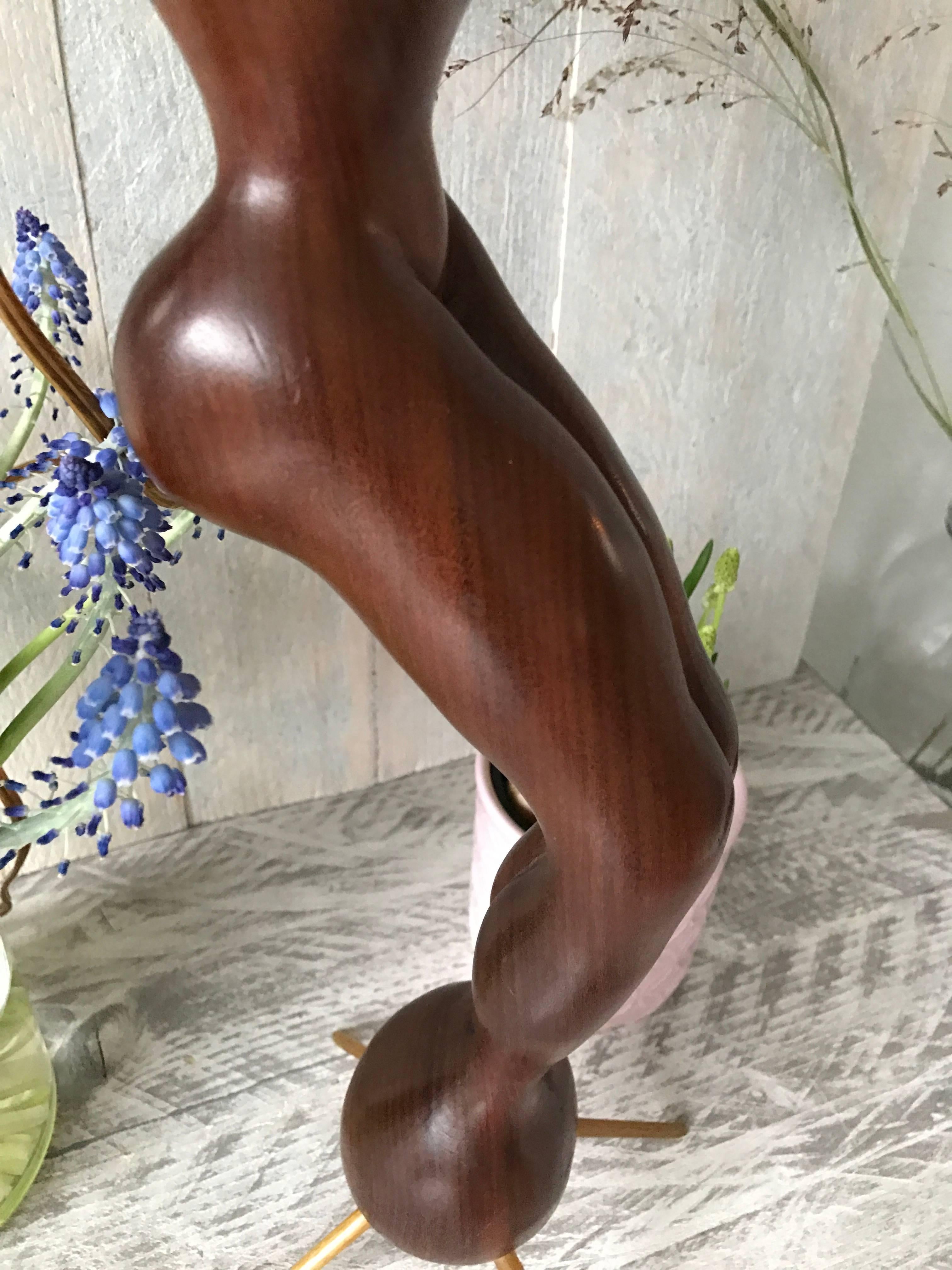 Rara scultura da tavolo o lampada da terra in teak intagliato di nudo femminile del Medioevo moderno in vendita 2