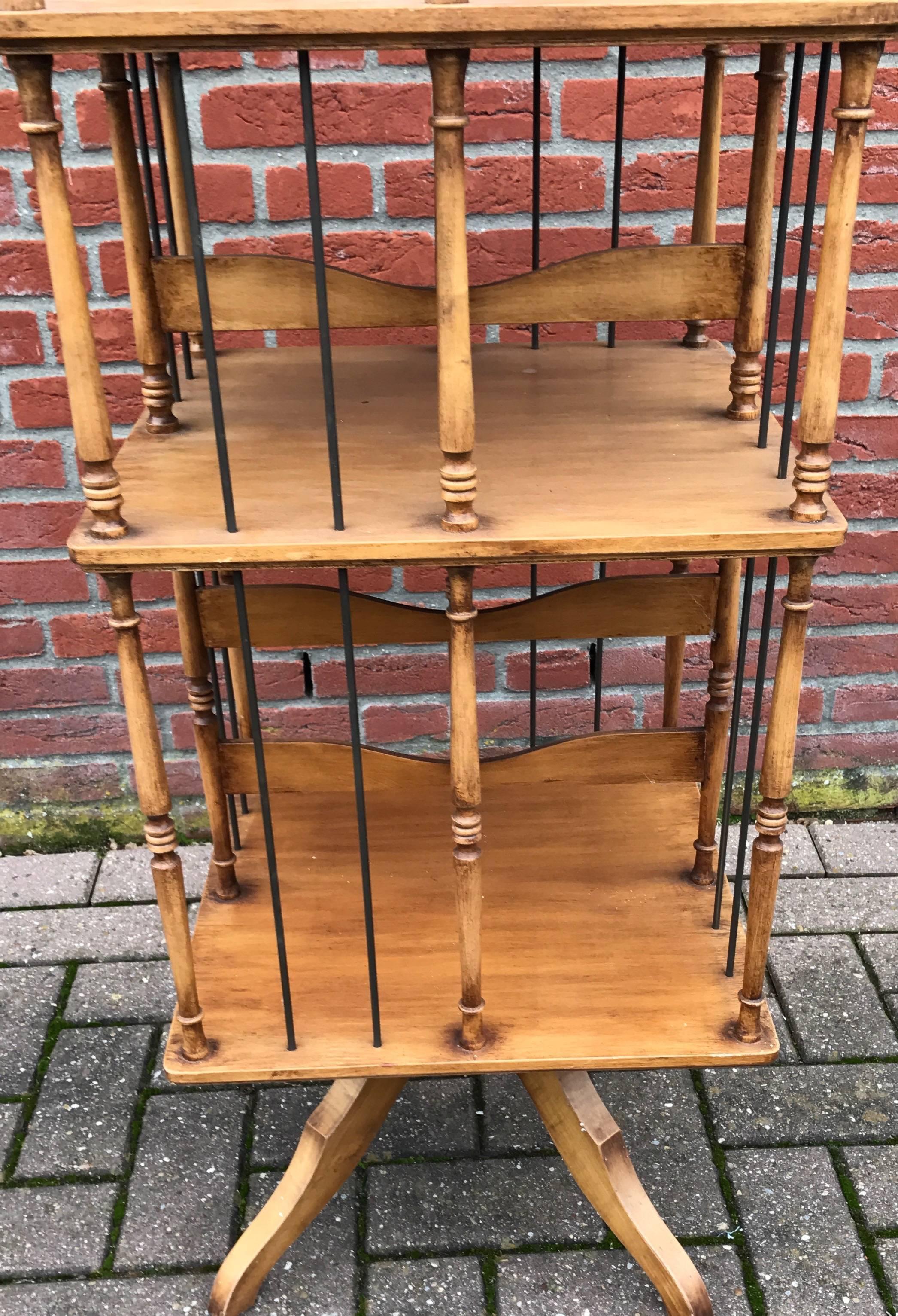 Beautiful Beechwood and Brass Revolving Bookcase Stand from circa 1930 In Excellent Condition In Lisse, NL