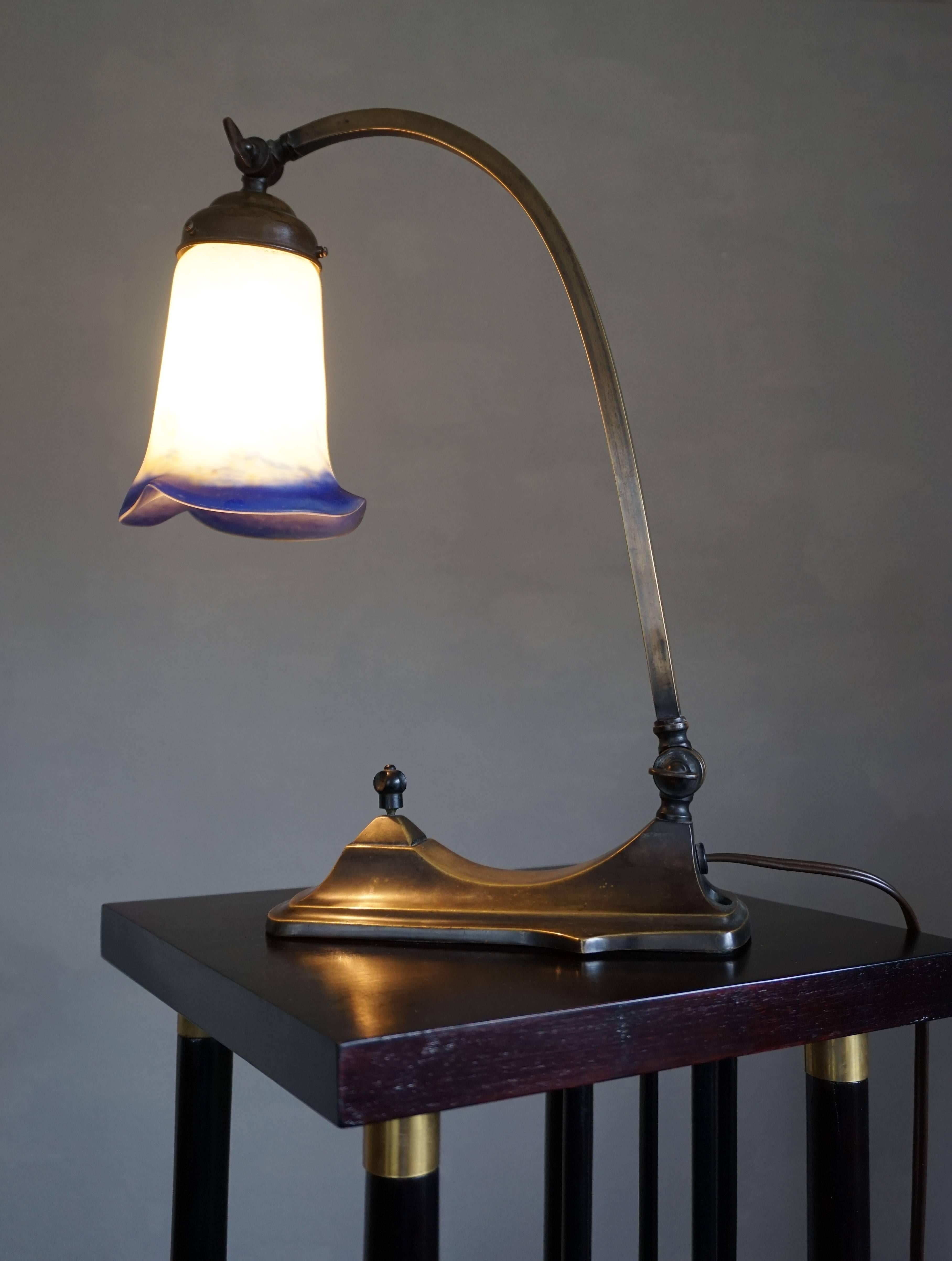 Sehr gut gestaltete und hochwertig verarbeitete französische Tischlampe.

Diese seltene und stilvolle Art-Déco-Tischlampe ist sowohl bei eingeschaltetem als auch bei ausgeschaltetem Licht eine wahre Augenweide. Mit einem verstellbaren Arm und Schirm