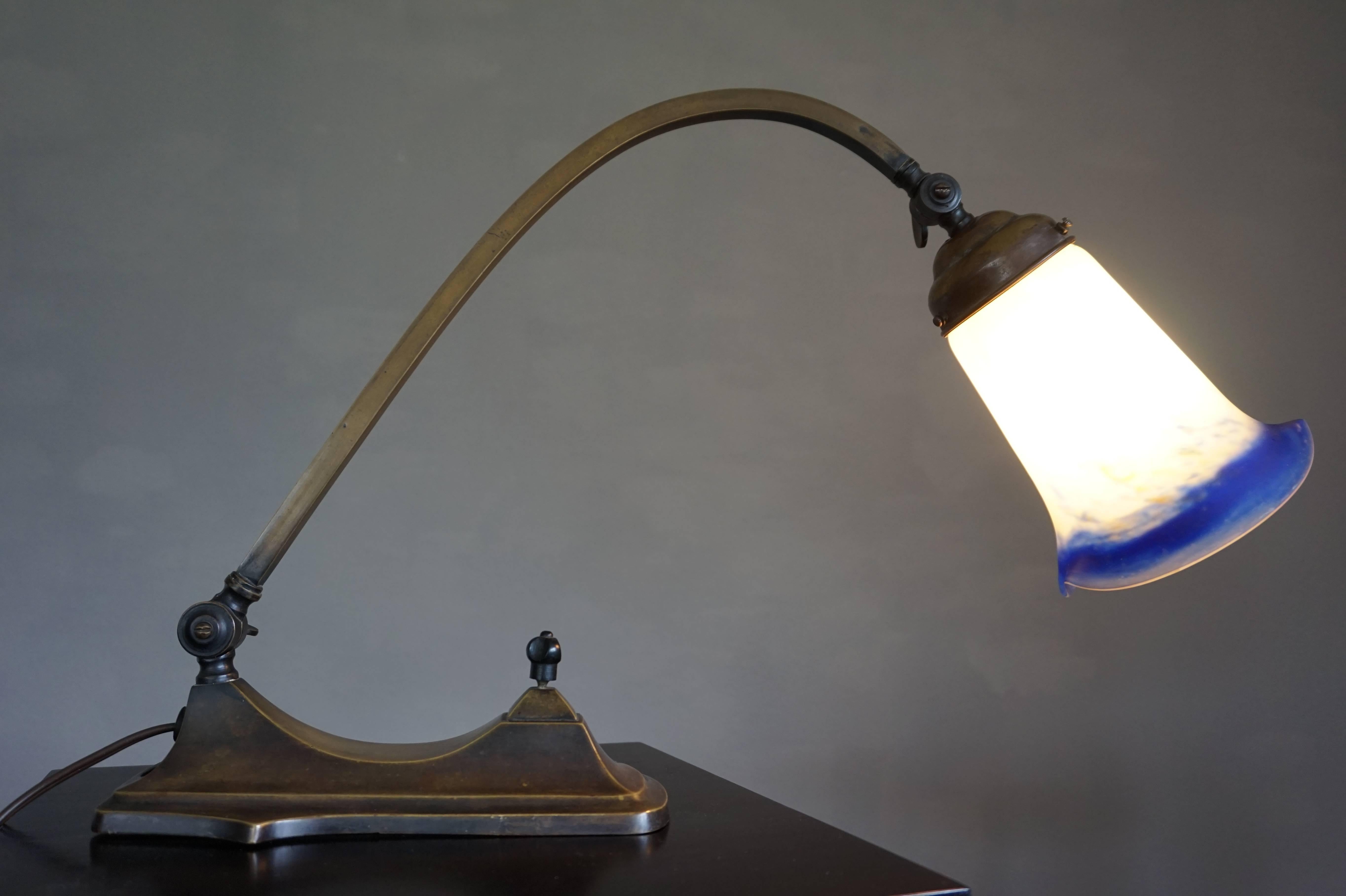 Superbe lampe de table ou de bureau Art Déco en laiton et pate Verde de Jean Noverdy France en vente 1