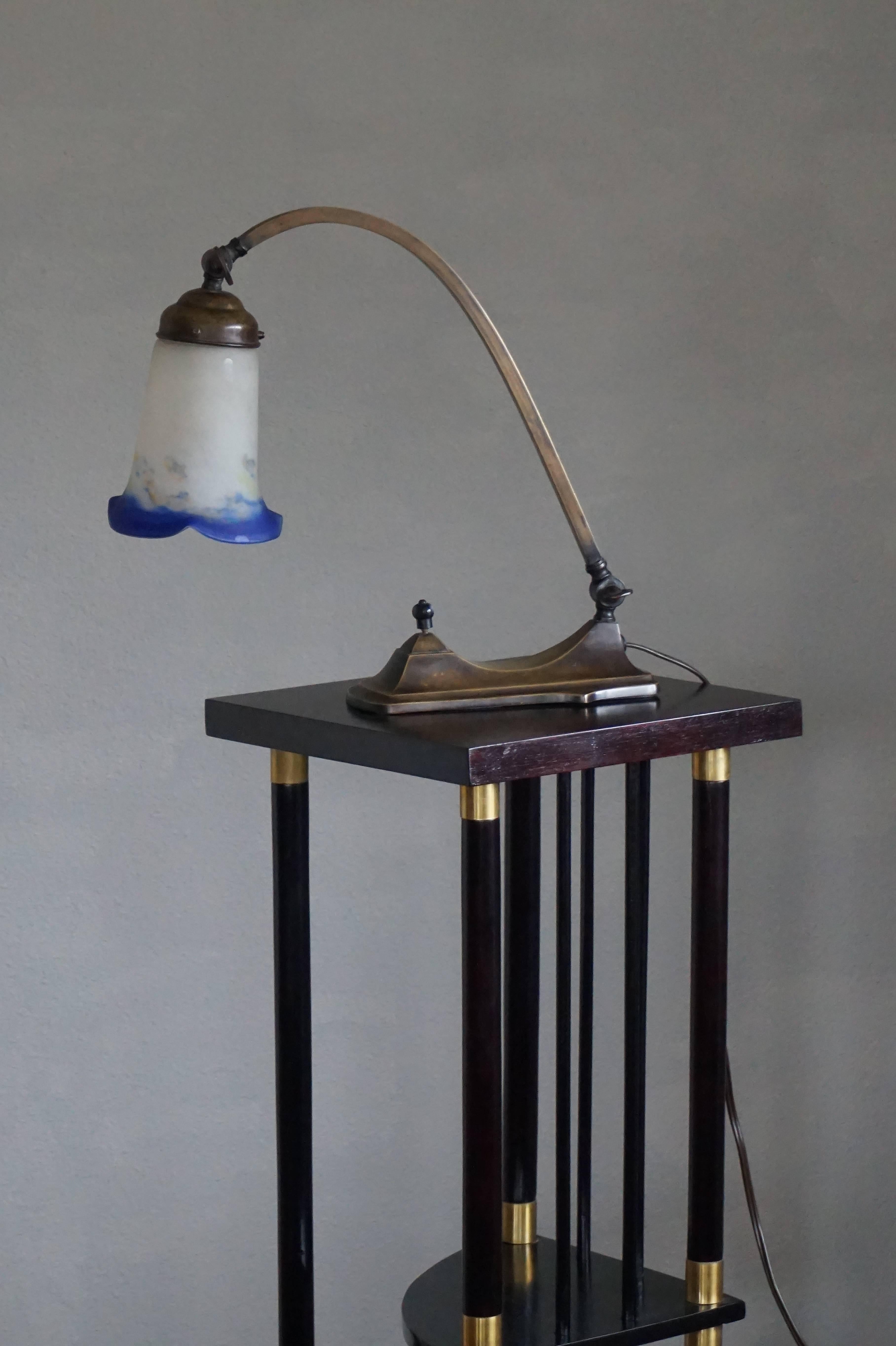 Superbe lampe de table ou de bureau Art Déco en laiton et pate Verde de Jean Noverdy France en vente 3