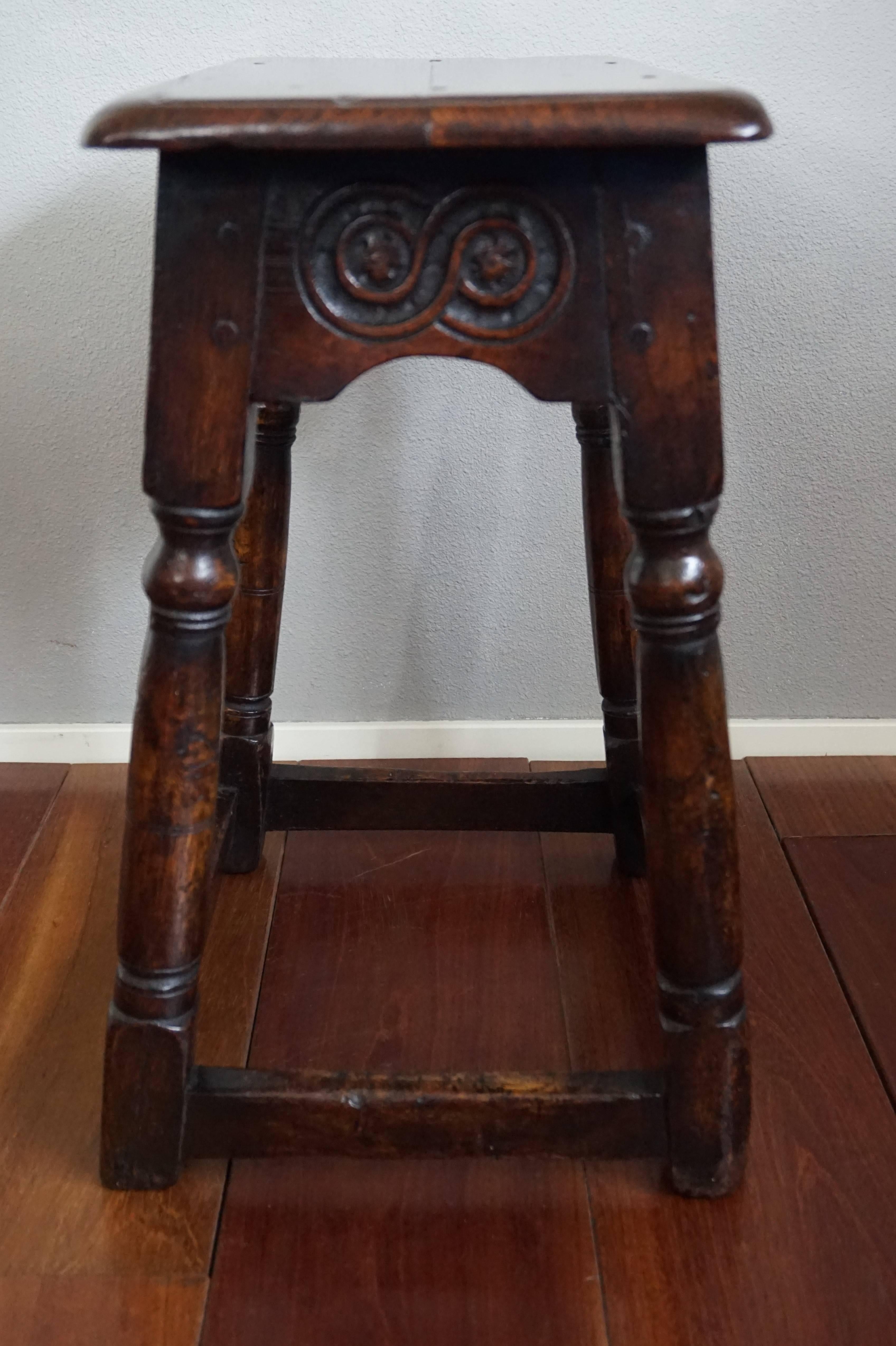 Antique Hand-Crafted and Hand Carved Solid Oak Joint Stool, circa 1800 In Good Condition In Lisse, NL