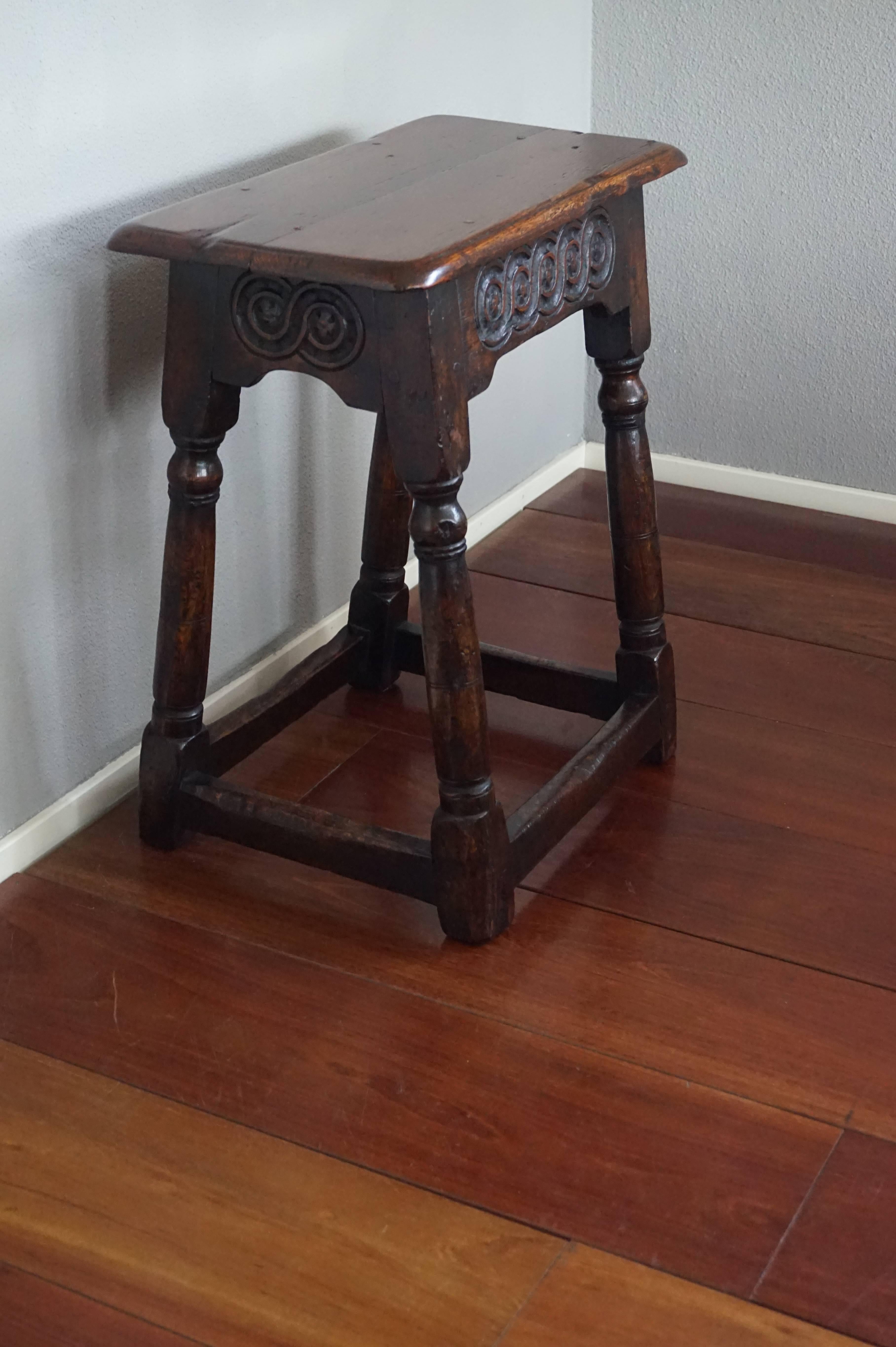 Antique Hand-Crafted and Hand Carved Solid Oak Joint Stool, circa 1800 4