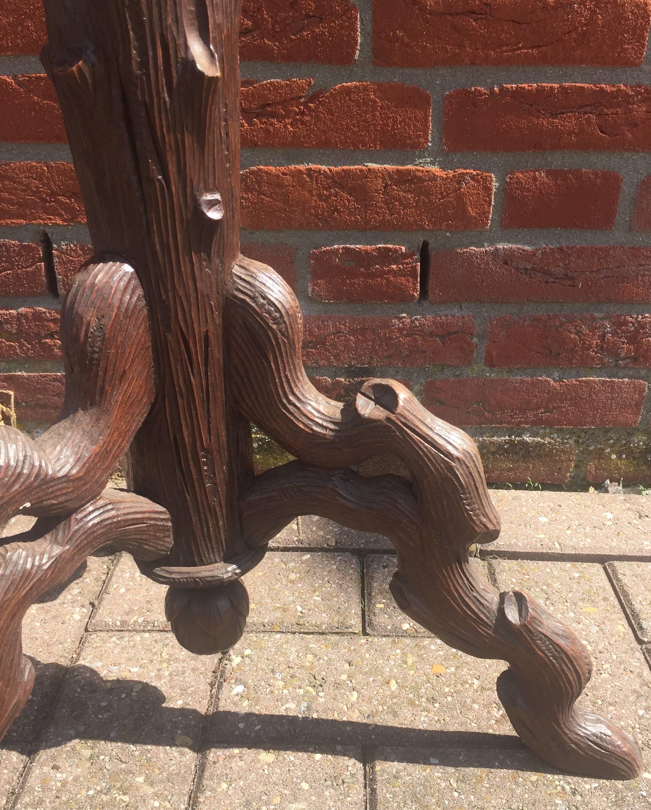 Néerlandais Ancienne table à vin ou support à plantes tripode en bois sculpté avec plateau en marqueterie en vente