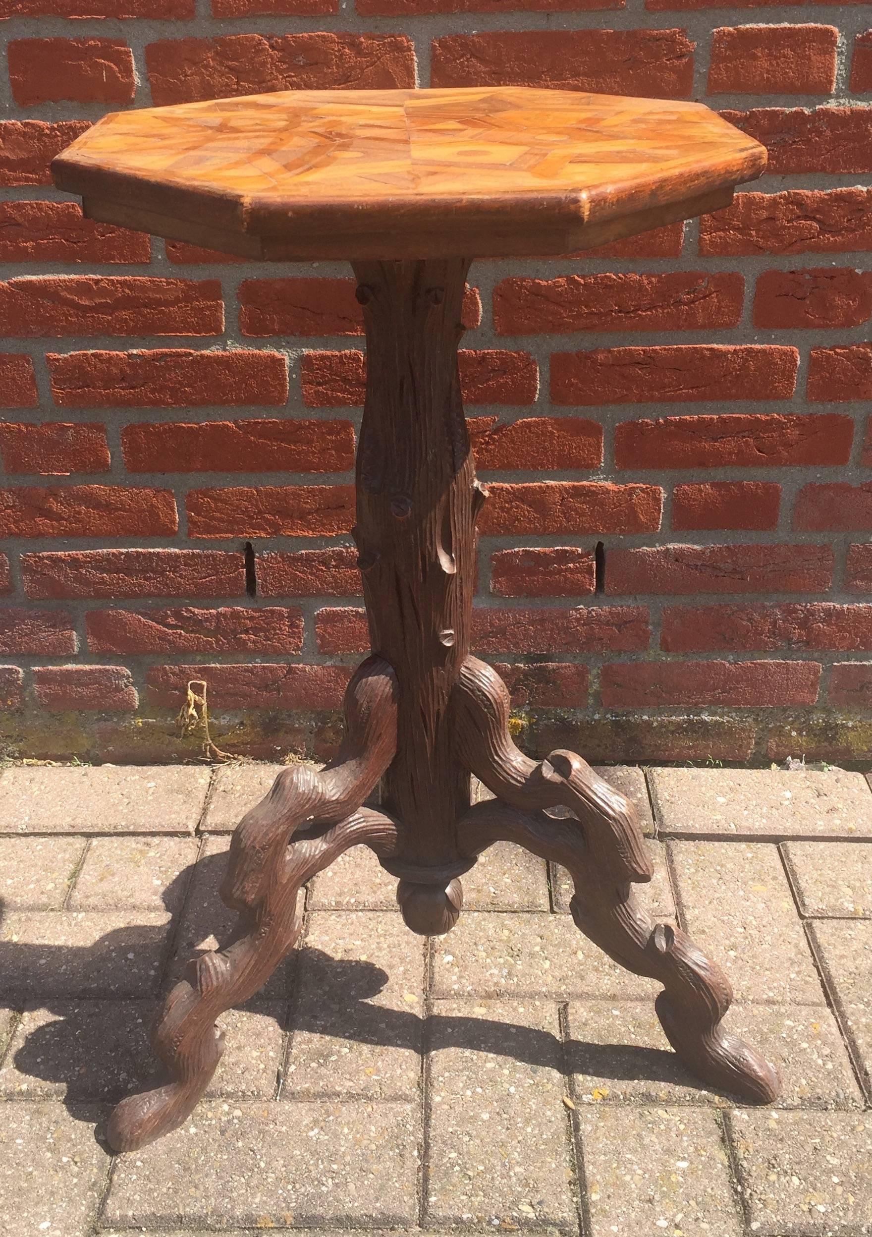 Ancienne table à vin ou support à plantes tripode en bois sculpté avec plateau en marqueterie en vente 1