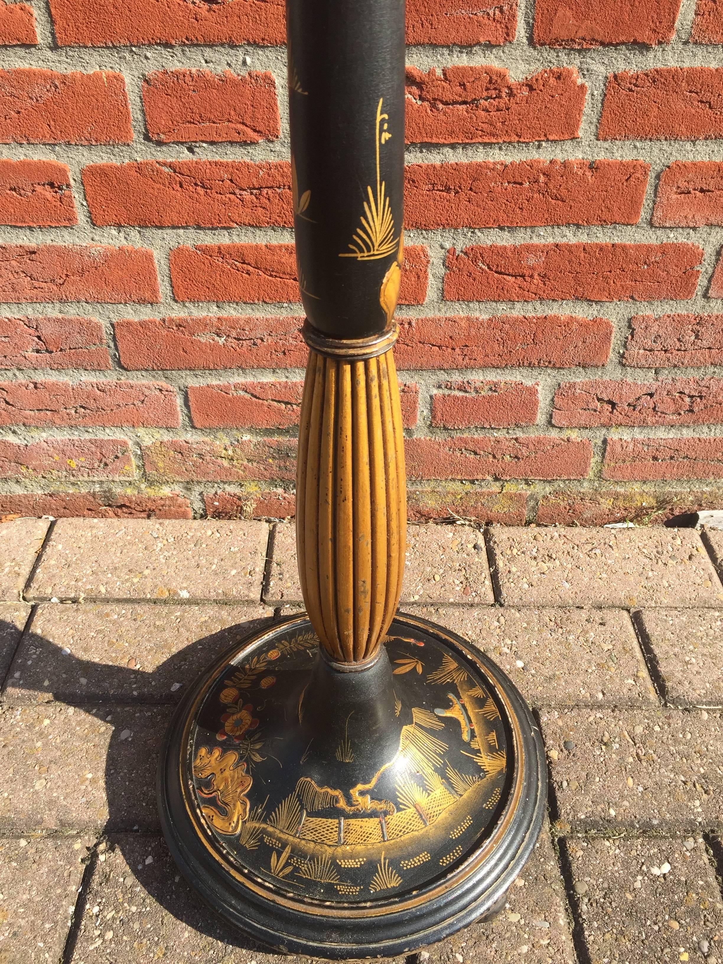 English Early 1900s Wooden Chinoiserie Floor Lamp with Lacquer Decor and Chinese Motifs