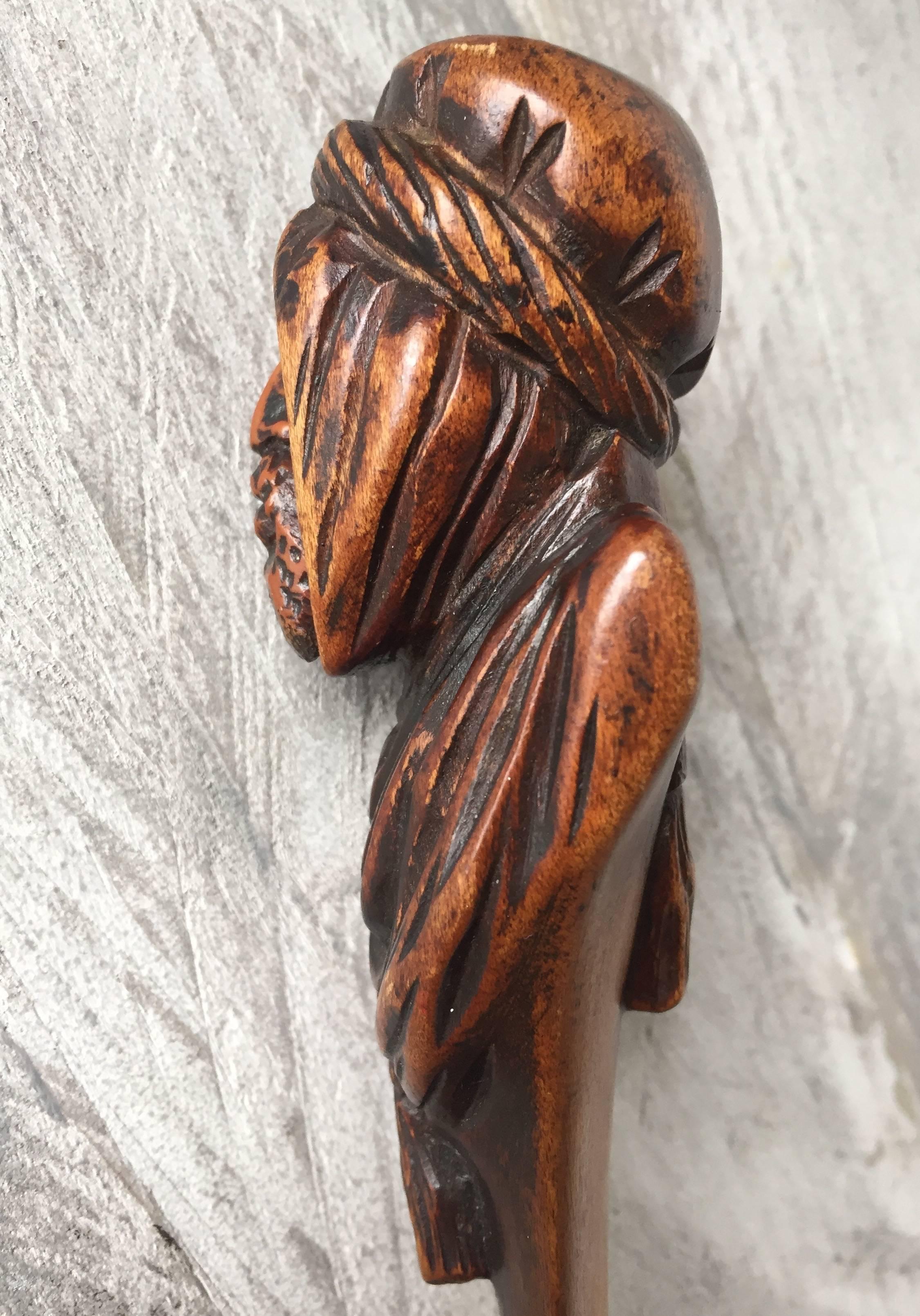 Sculpté à la main Coupe-papier ancien sculpté à la main en forme de dague avec un buste arabe Bedouin en forme de poignée en vente