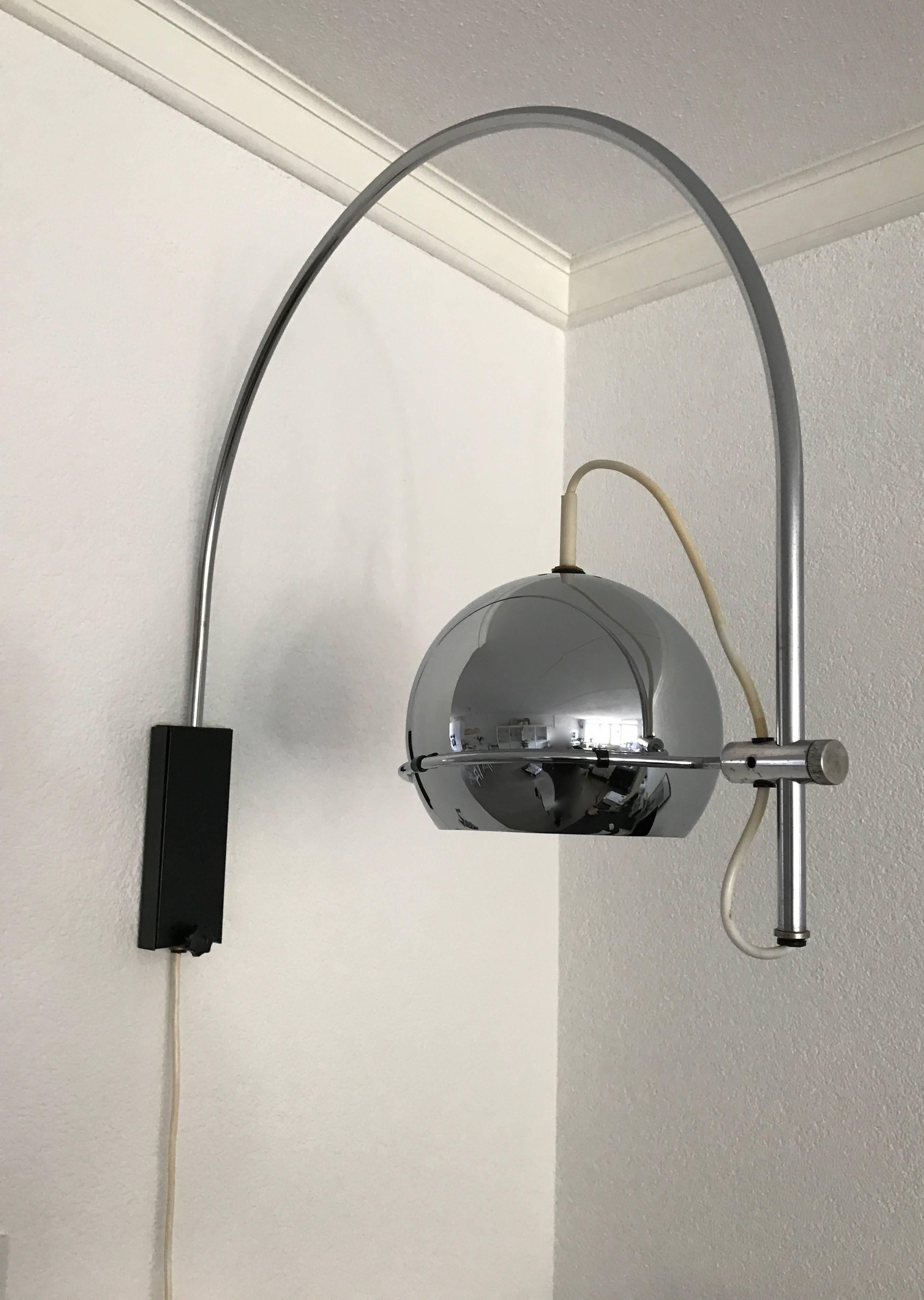 Beautifully designed and executed chromed wall lamp.

This easy to hang and practical to use wall lamp is in very good condition. It is similar to wall lamps that were made by Frank Ligtelijn for RAAK Amsterdam in the 1960s, but we are not sure if