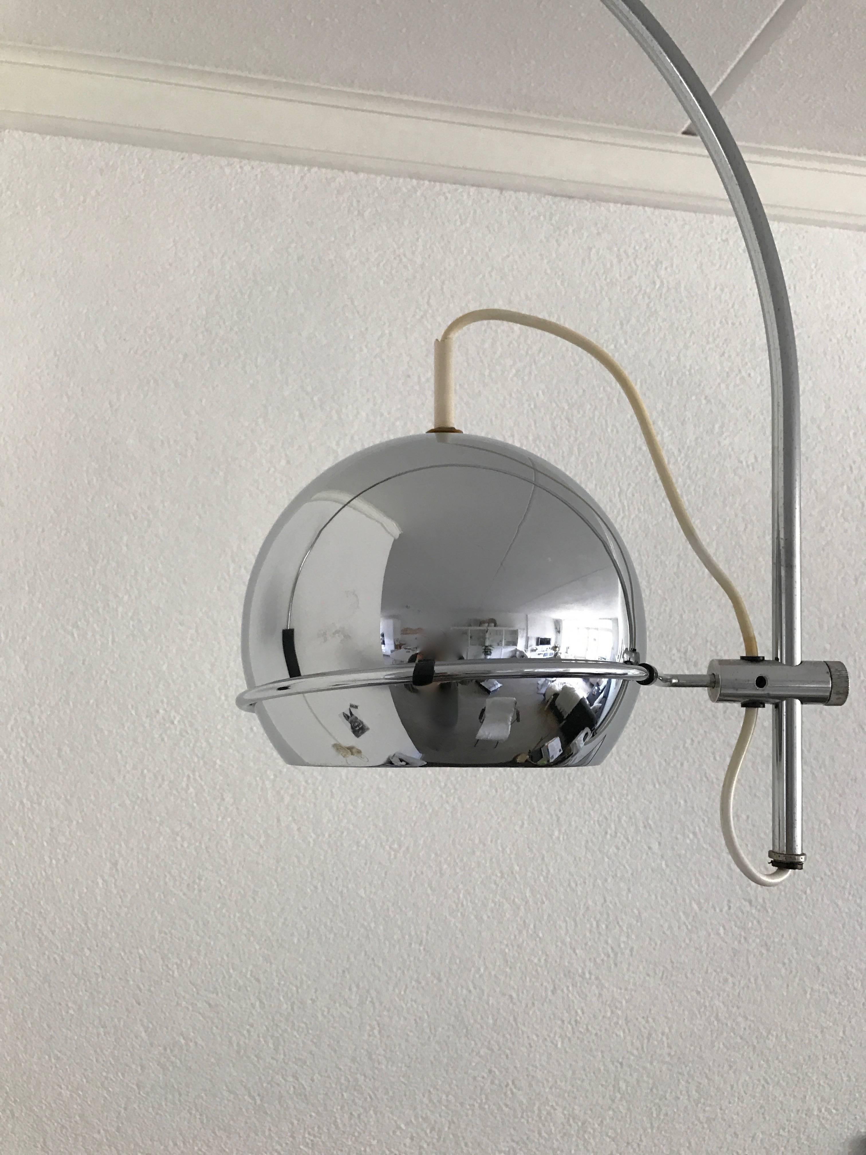 European Vintage 1960s Adjustable Chrome Metal Globe Wall Lamp with Arched Chrome Arm For Sale