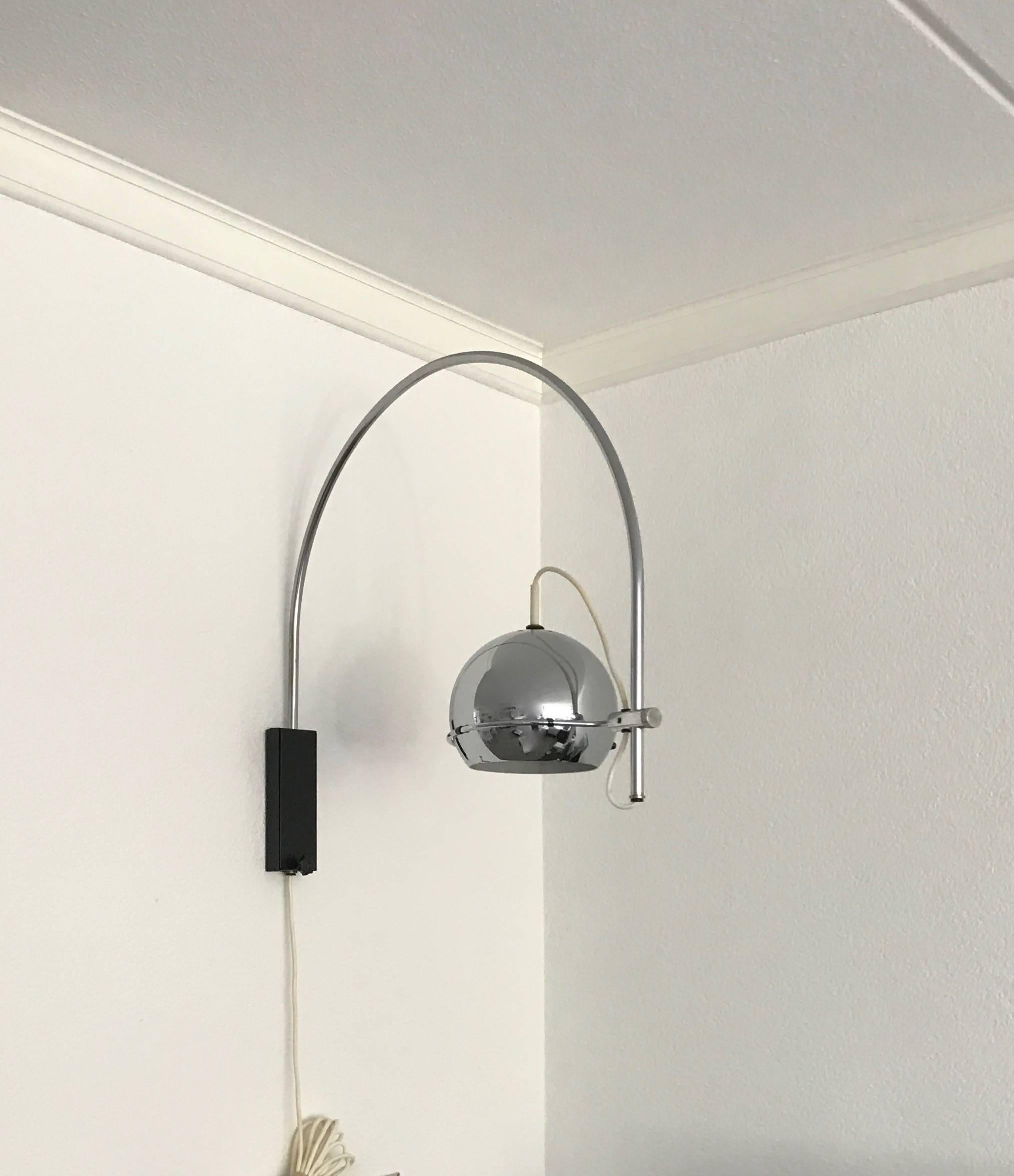 Vintage 1960s Adjustable Chrome Metal Globe Wall Lamp with Arched Chrome Arm In Excellent Condition For Sale In Lisse, NL