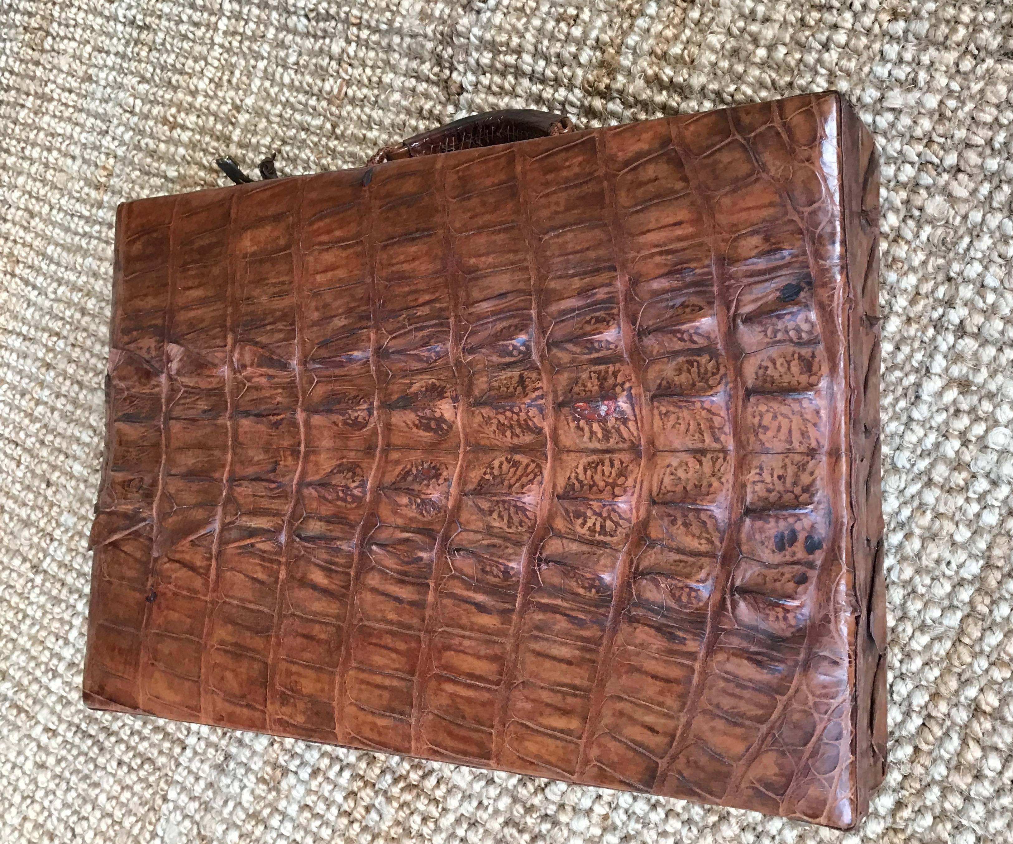 Maletín de tamaño práctico y aspecto elegante para los profesionales urbanos.

Este maravilloso maletín vintage de diseño estilizado está en muy buen estado. Todas las bisagras, cierres y también las cerraduras (que vienen con las dos llaves