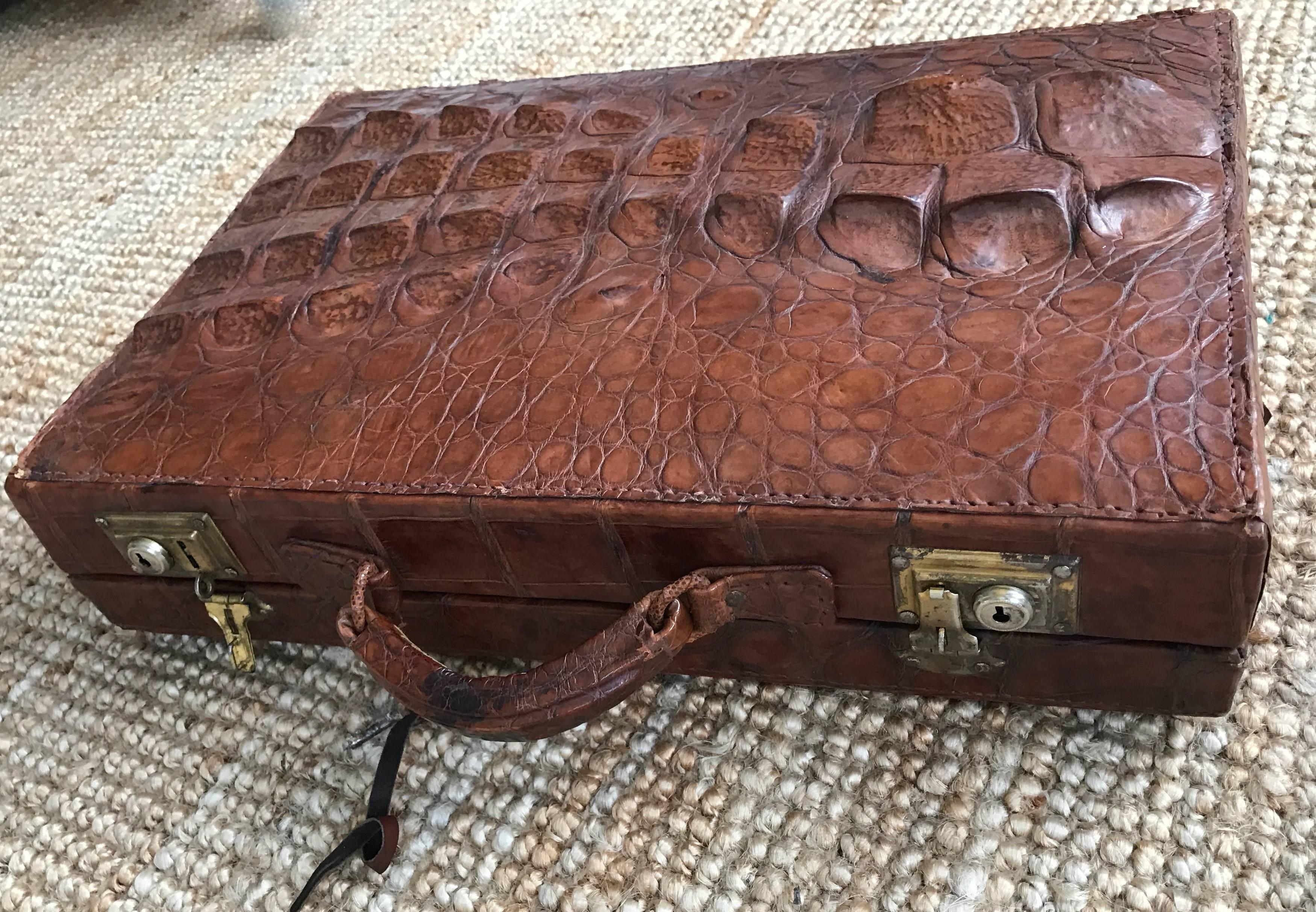 Maleta o maletín de piel de lujo de los años 30 con estampado de cocodrilo realista Alemán en venta