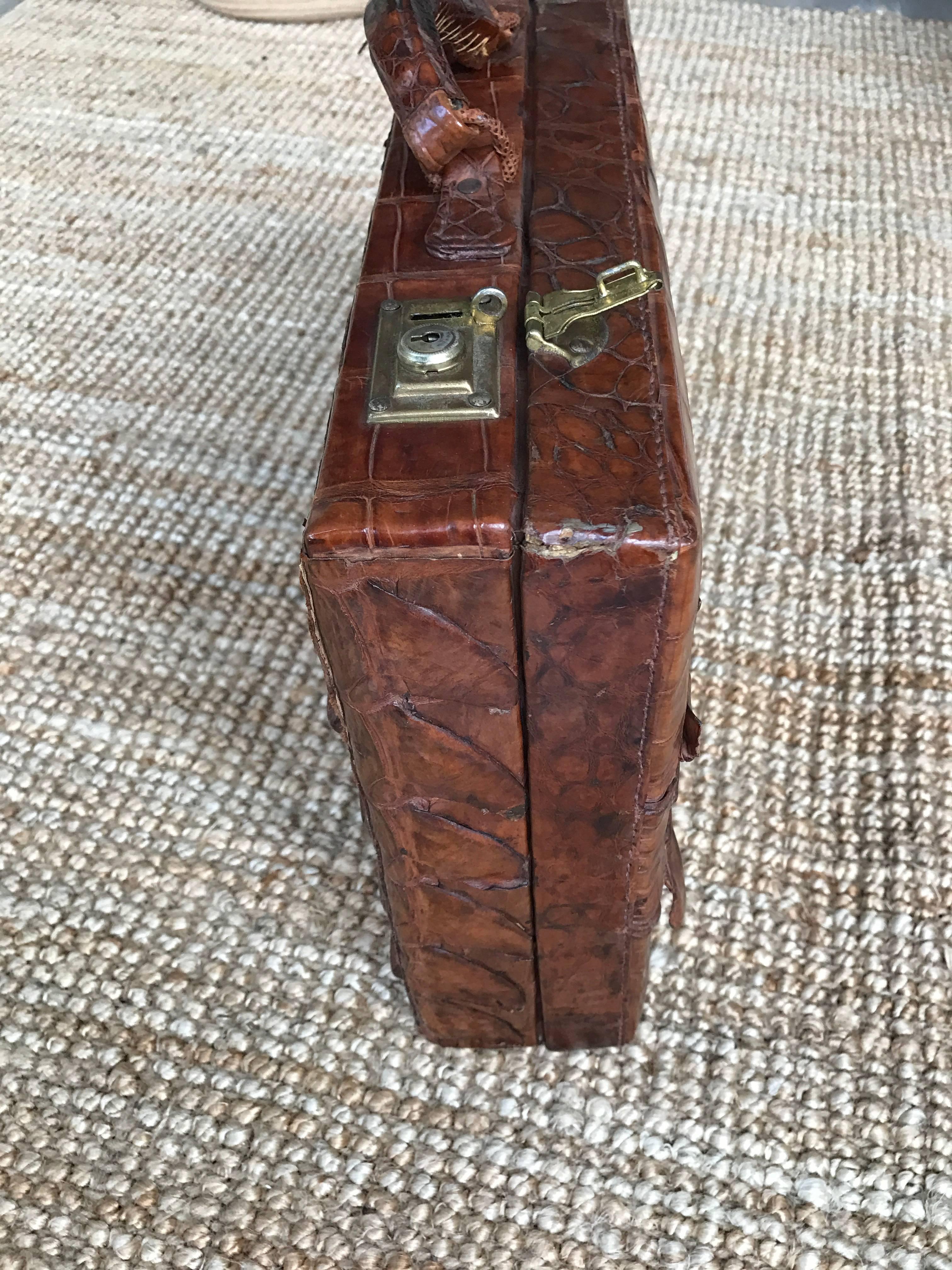 1930s Deluxe Leather Suitcase or Business Case with Realistic Alligator Pattern In Excellent Condition For Sale In Lisse, NL