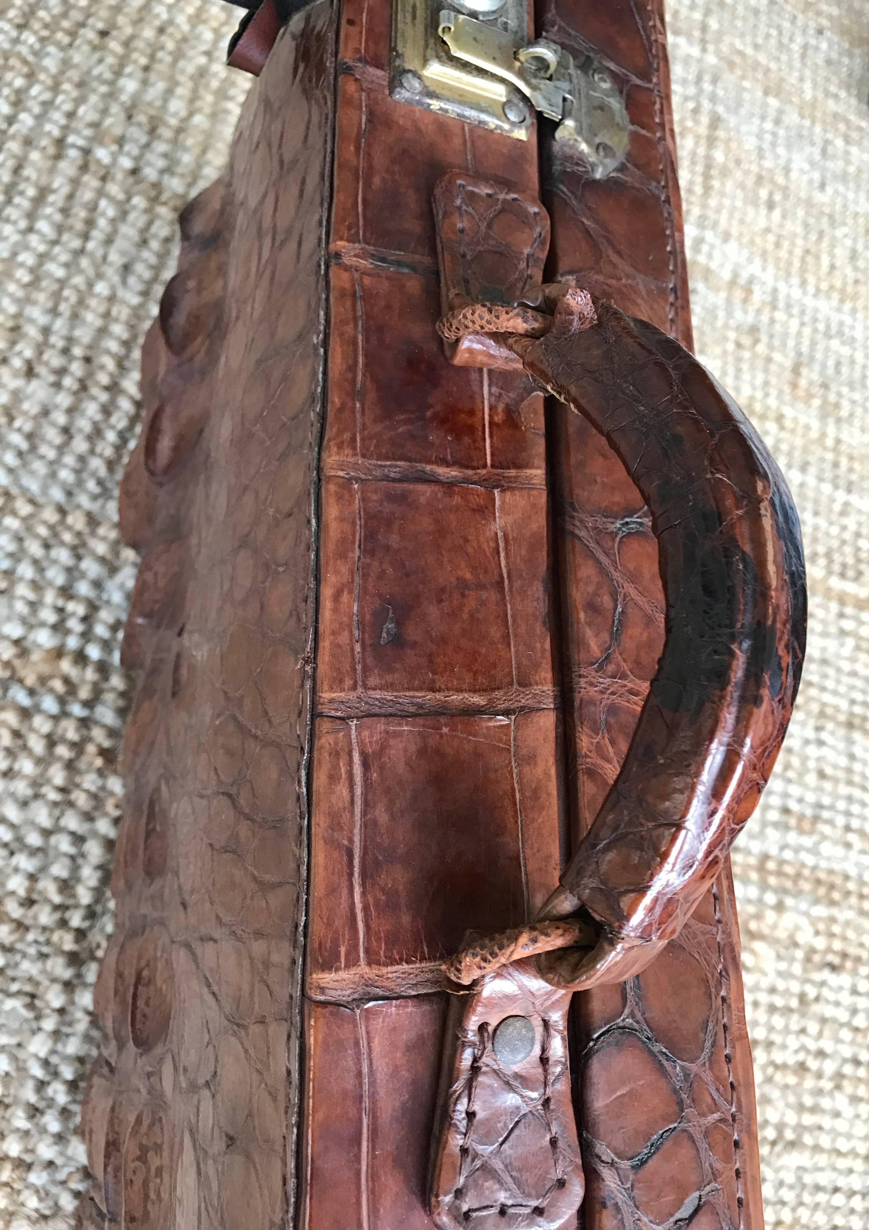 Maleta o maletín de piel de lujo de los años 30 con estampado de cocodrilo realista en venta 3