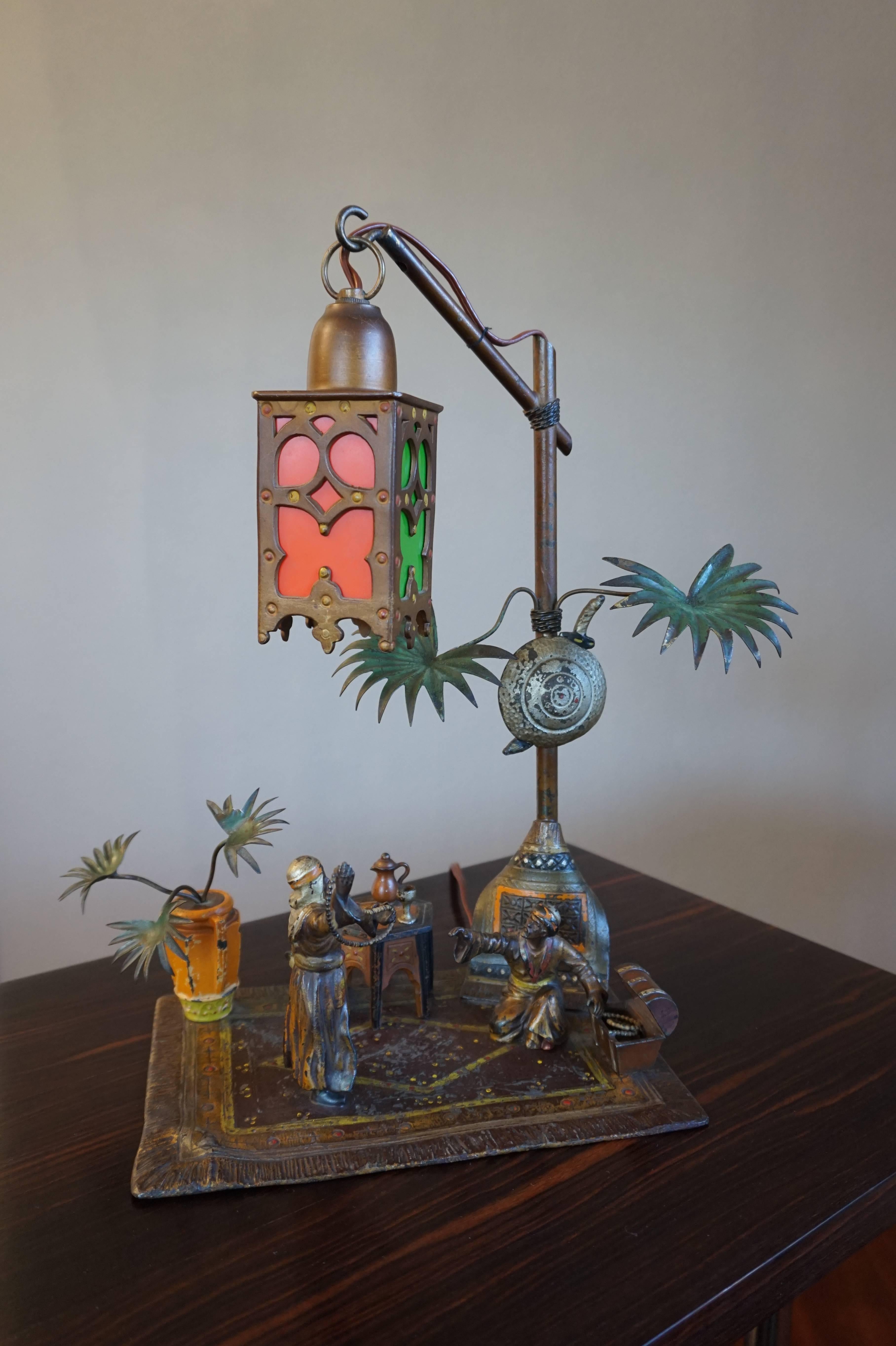 Rare, highly decorative, good size and picturesk Arab table lamp. 

This stylish and entirely handcrafted table lamp from circa 1910 depicts an Arab Merchant and his client. They seem to be negotiating the sale of a necklace, but maybe you see