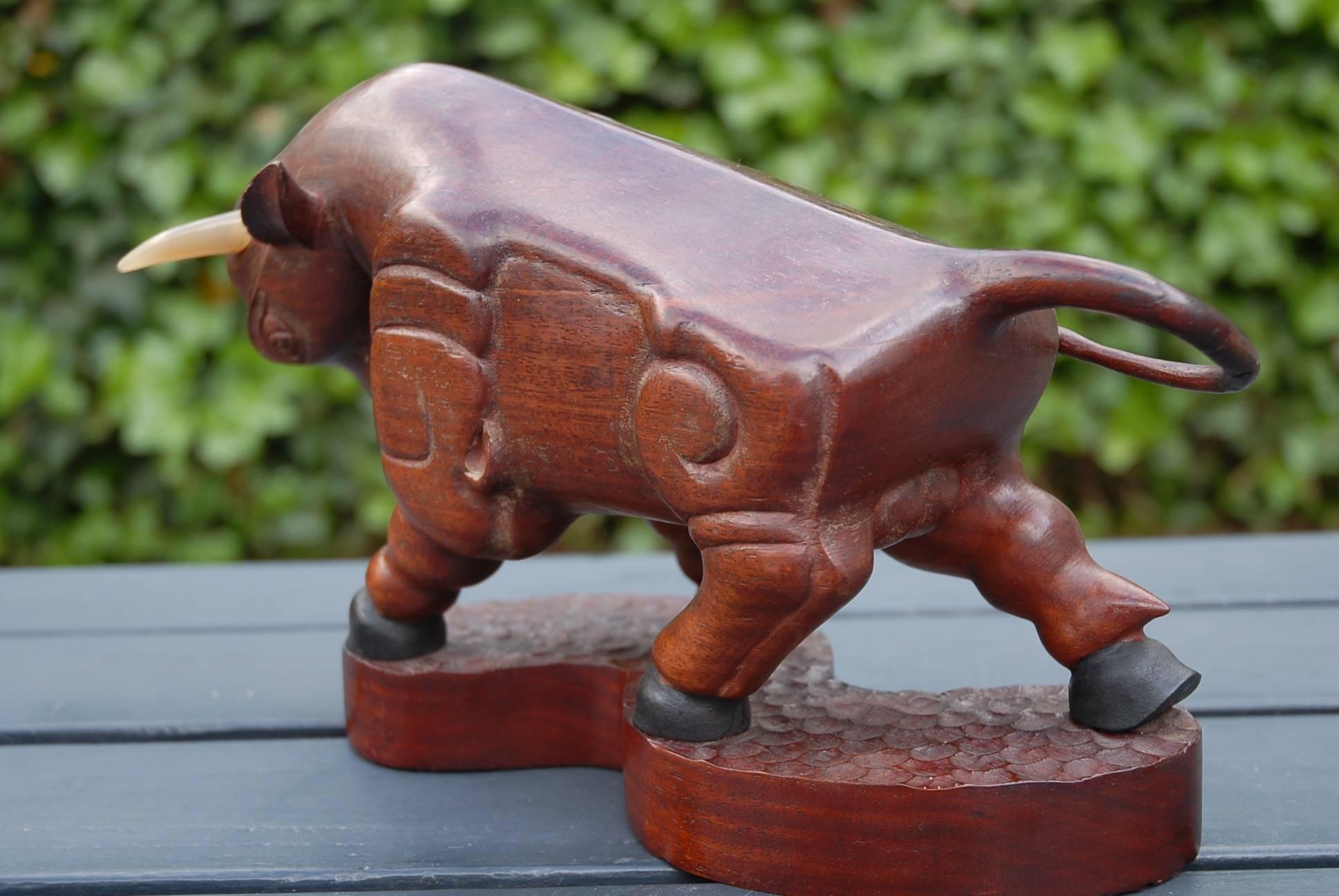 Stunning Early 1900s Modernist Hand-Carved Solid Teakwood Bull with Signature In Excellent Condition For Sale In Lisse, NL