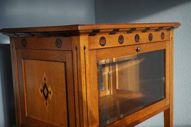 Incredible design and top quality workmanship from Amsterdam from the early 1900's.

As promised in one of our other listings, here is the original and unique display or tea cabinet from 't Modelhuis by Jewish maker Napoleon le Grand. From the same