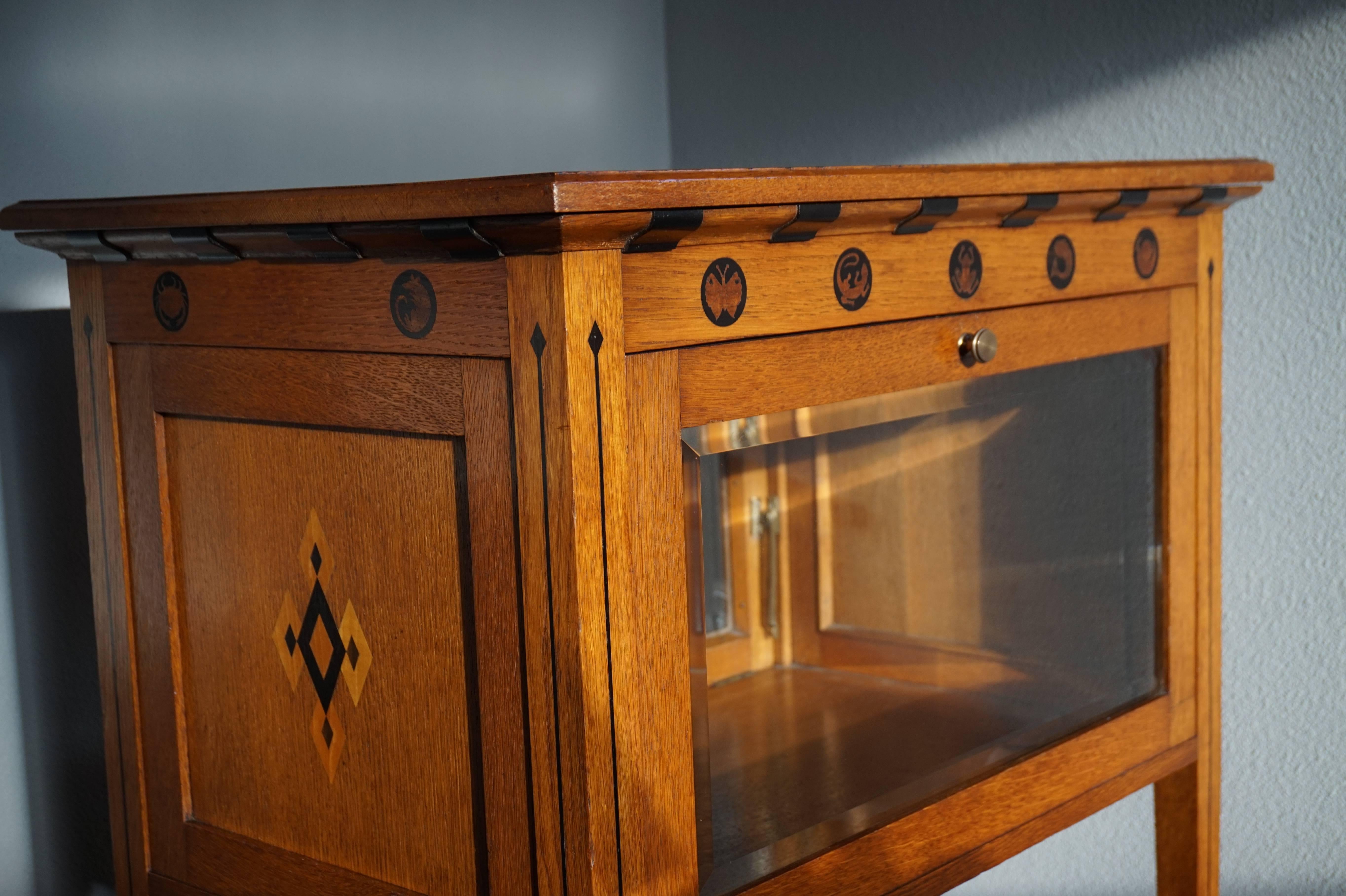 Incredible design and top quality workmanship from Amsterdam from the early 1900's.

As promised in one of our other listings, here is the original and unique display or tea cabinet from 't Modelhuis by Jewish maker Napoleon le Grand. From the same