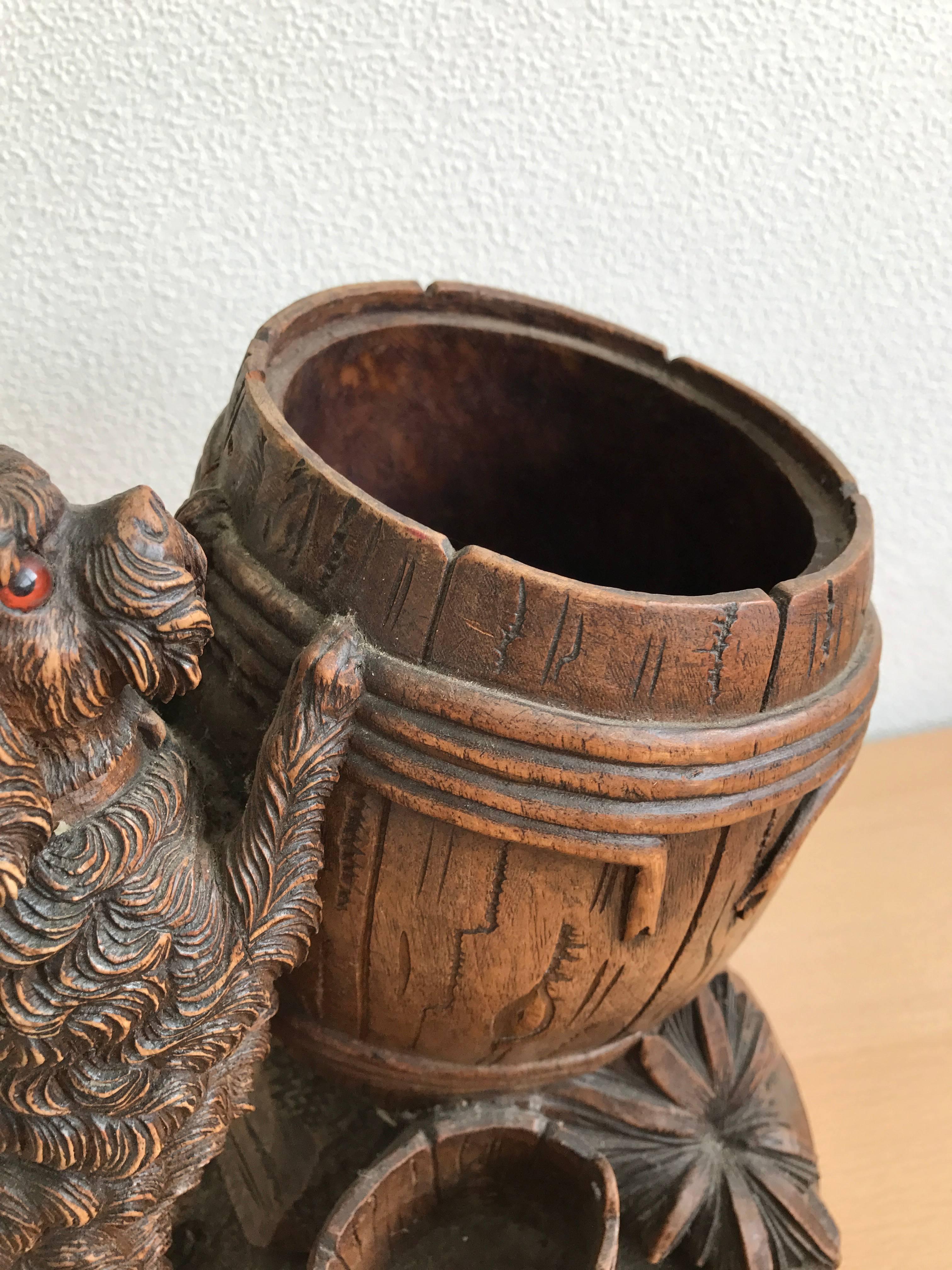 Antike antike Schwarzwald geschnitzt Walnussholz Tabak oder Zigarrenbox Humidor Großer Pudel Hund (Holz) im Angebot