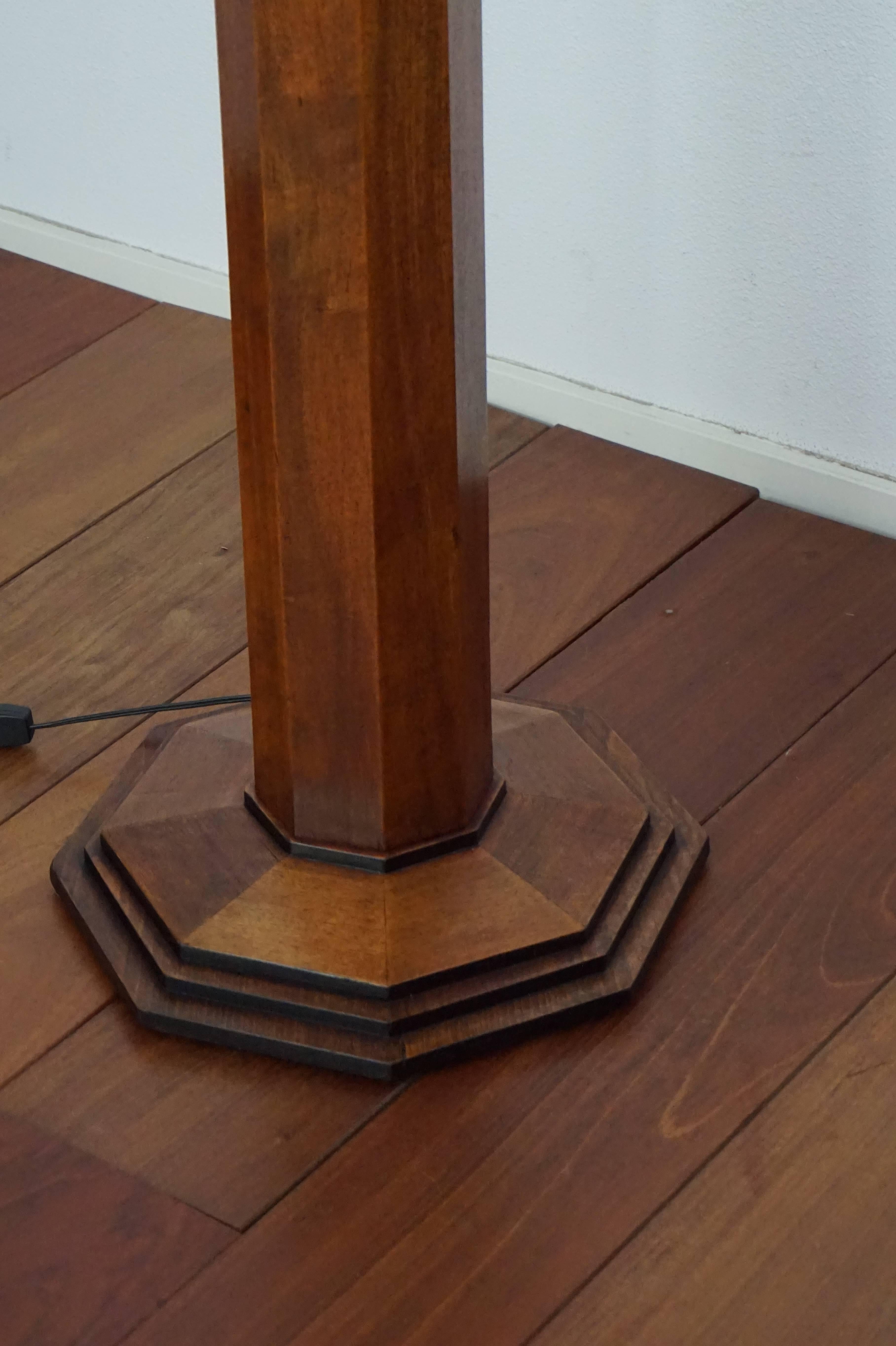 Stunning Art Deco floor lamp in amazing condition.

This beautiful Art Deco floor lamp is in the best condition possible. The octagonal mahogany stem and base are a stunning start to this angular design lamp. The gold painted, bronze part on which