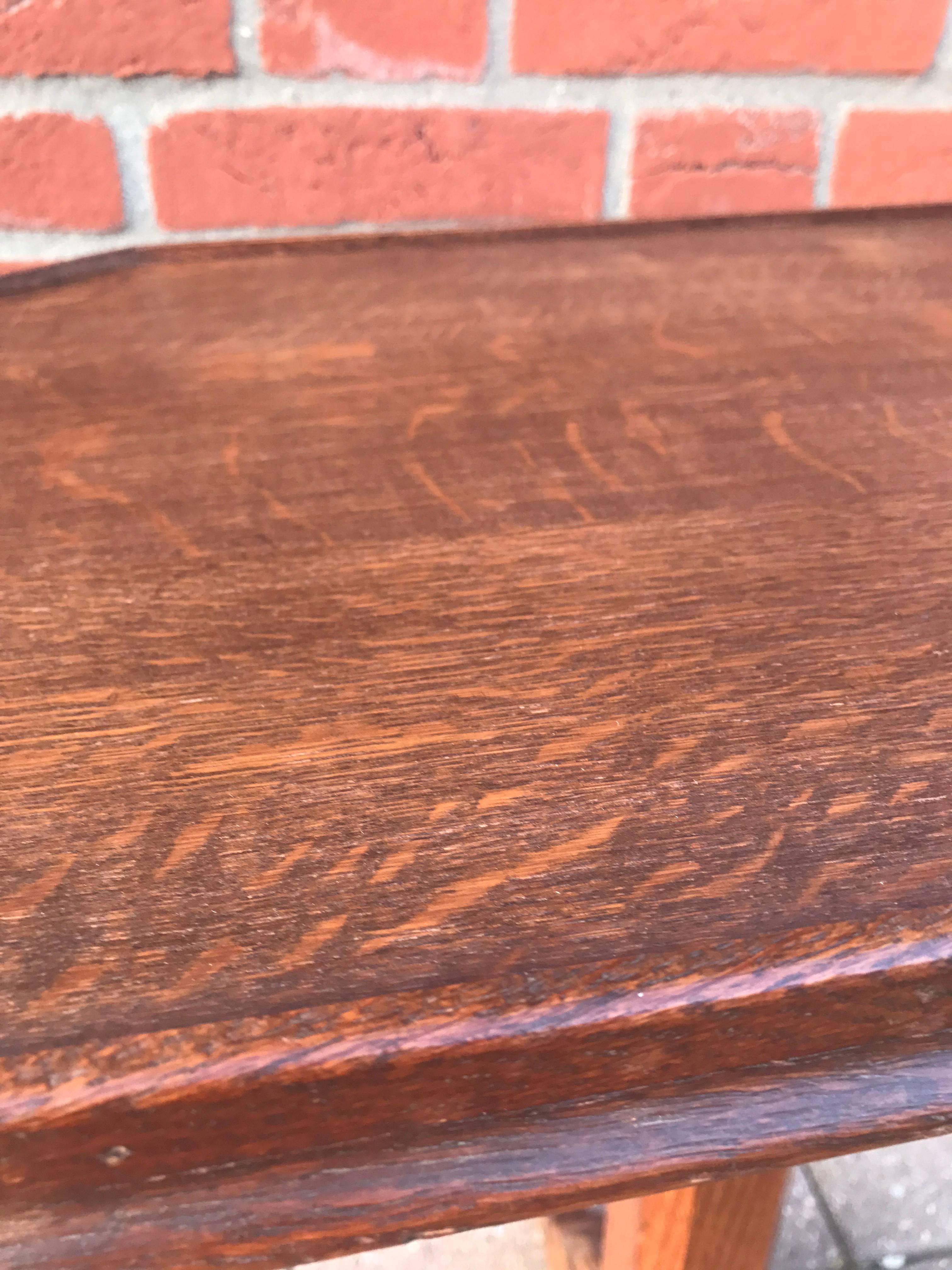 Antique Carved Solid Tiger Oak Gothic Revival Prived Altar Table w. Great Patina In Excellent Condition In Lisse, NL